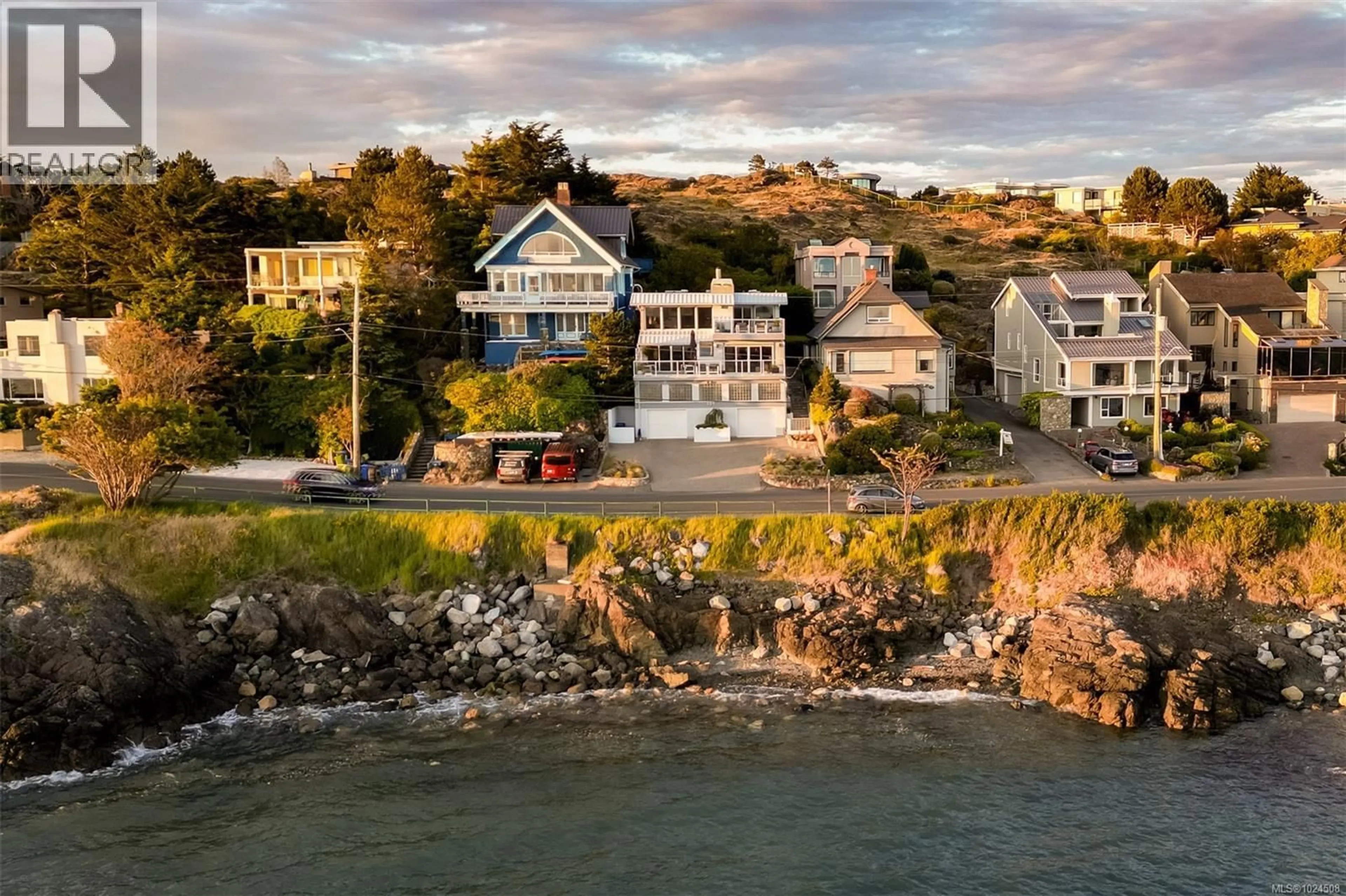 A pic from outside/outdoor area/front of a property/back of a property/a pic from drone, water/lake/river/ocean view for 554 BEACH DRIVE, Oak Bay British Columbia V8S2M5