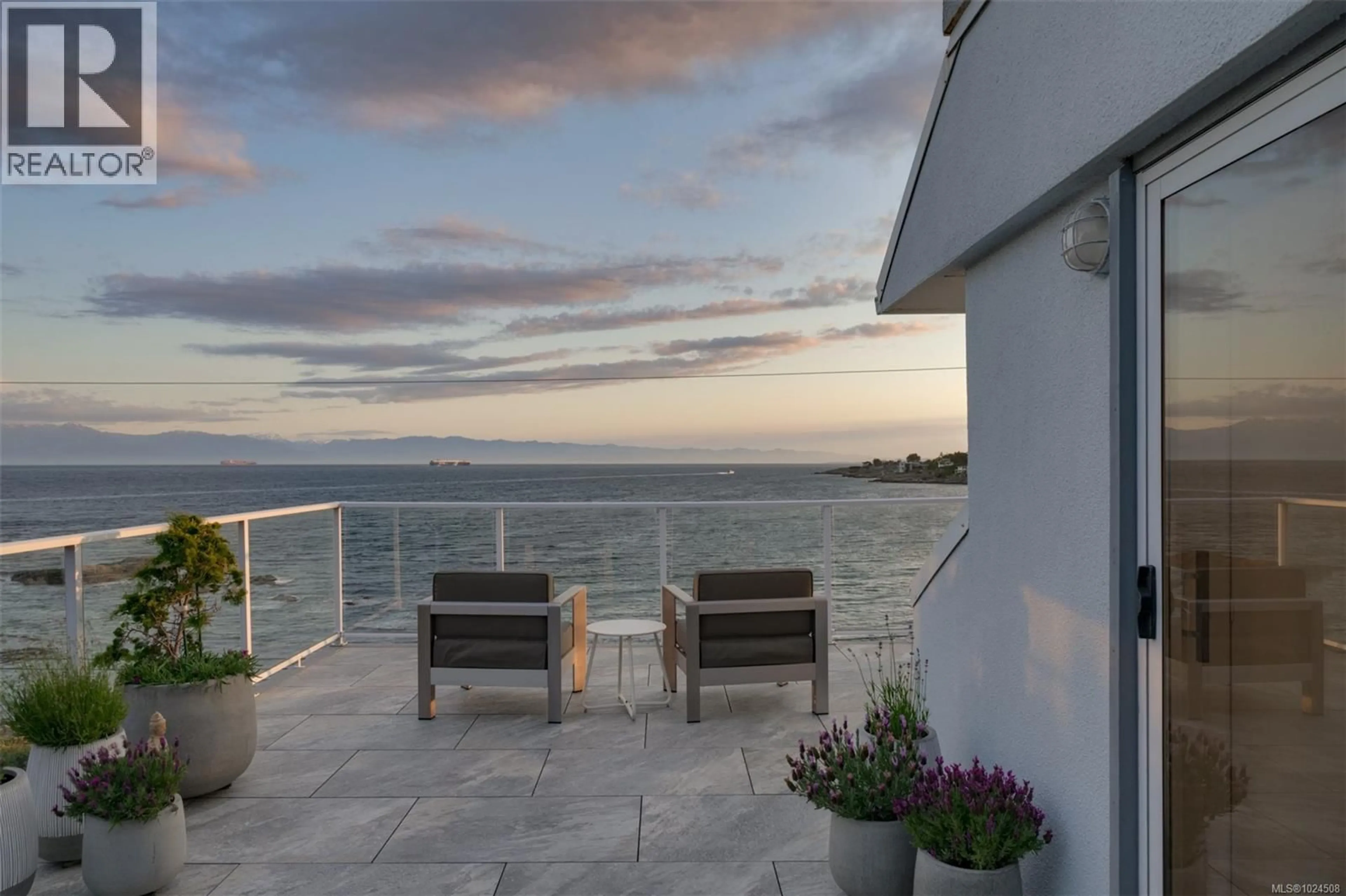 Patio, water/lake/river/ocean view for 554 BEACH DRIVE, Oak Bay British Columbia V8S2M5