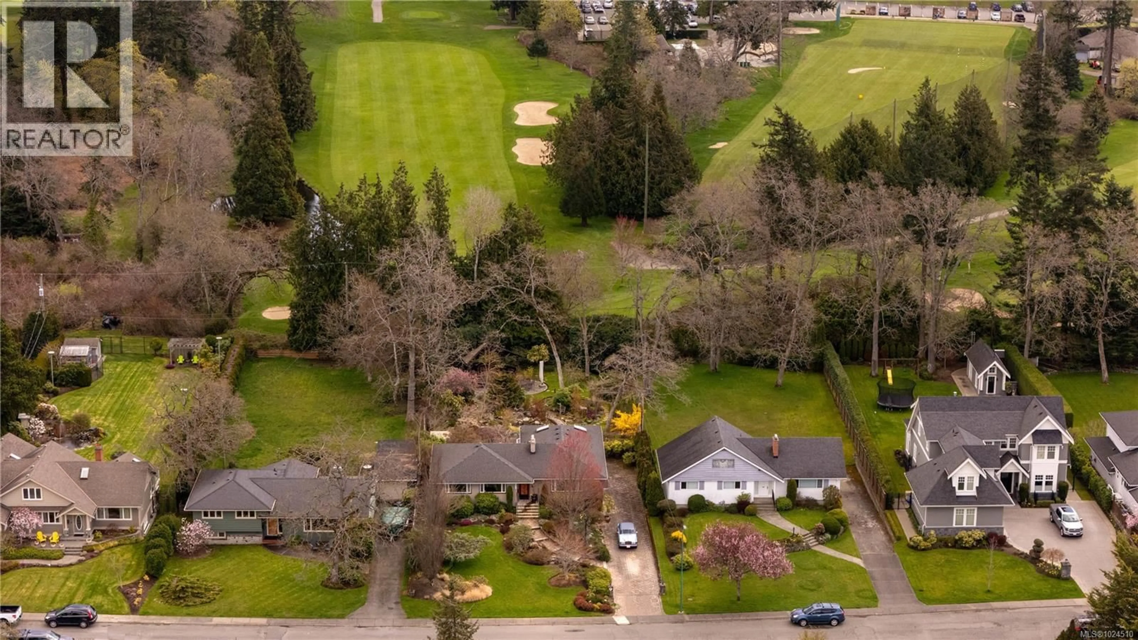 A pic from outside/outdoor area/front of a property/back of a property/a pic from drone, street for 3331 WOODBURN AVENUE, Oak Bay British Columbia V8P5B8