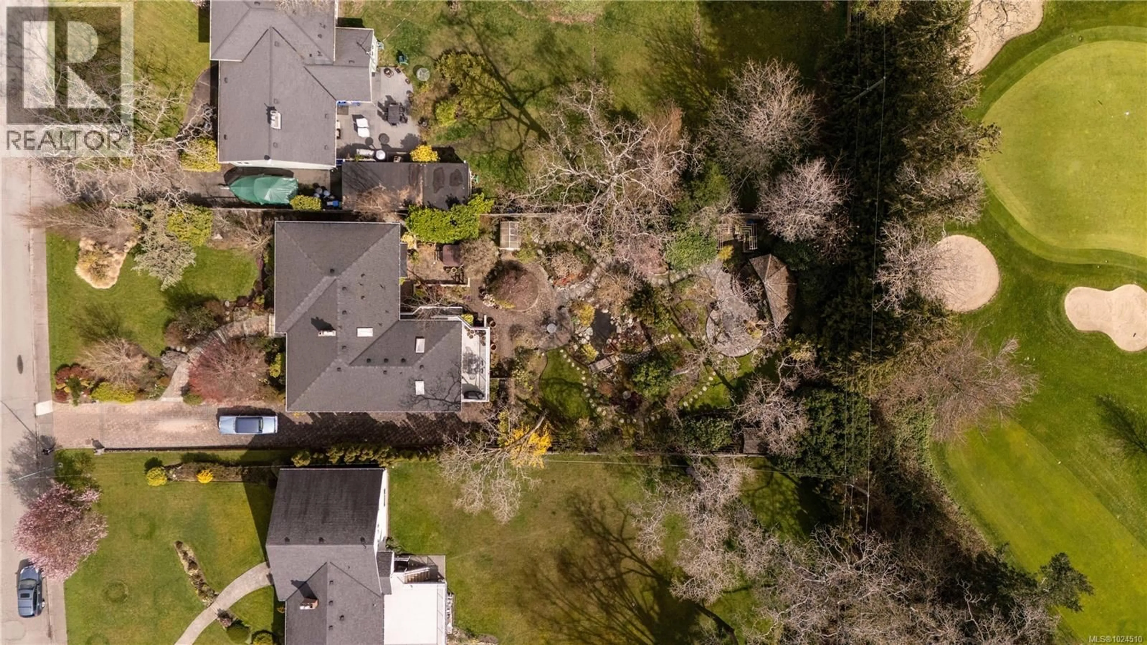 A pic from outside/outdoor area/front of a property/back of a property/a pic from drone, street for 3331 WOODBURN AVENUE, Oak Bay British Columbia V8P5B8