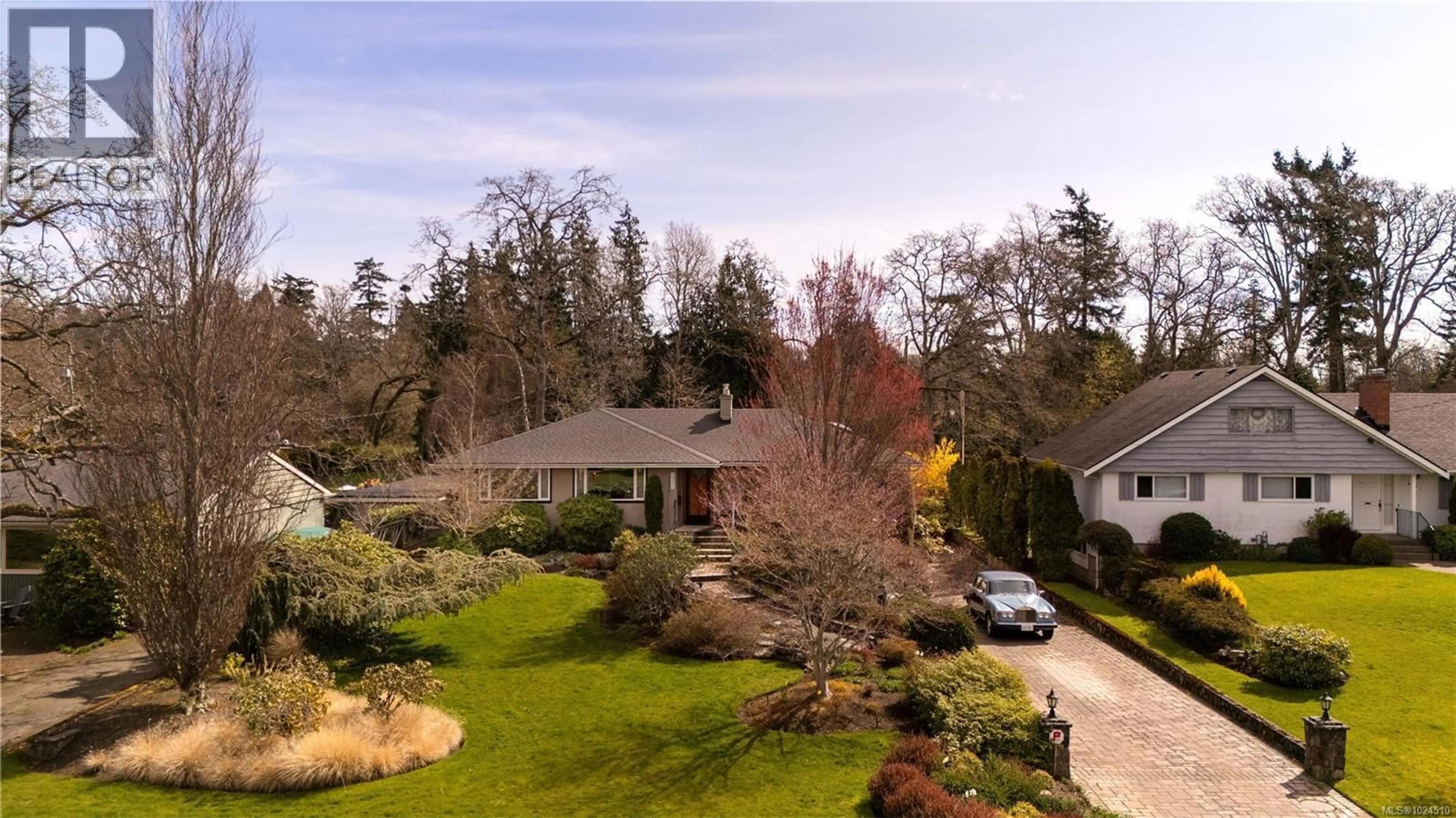 A pic from outside/outdoor area/front of a property/back of a property/a pic from drone, street for 3331 WOODBURN AVENUE, Oak Bay British Columbia V8P5B8
