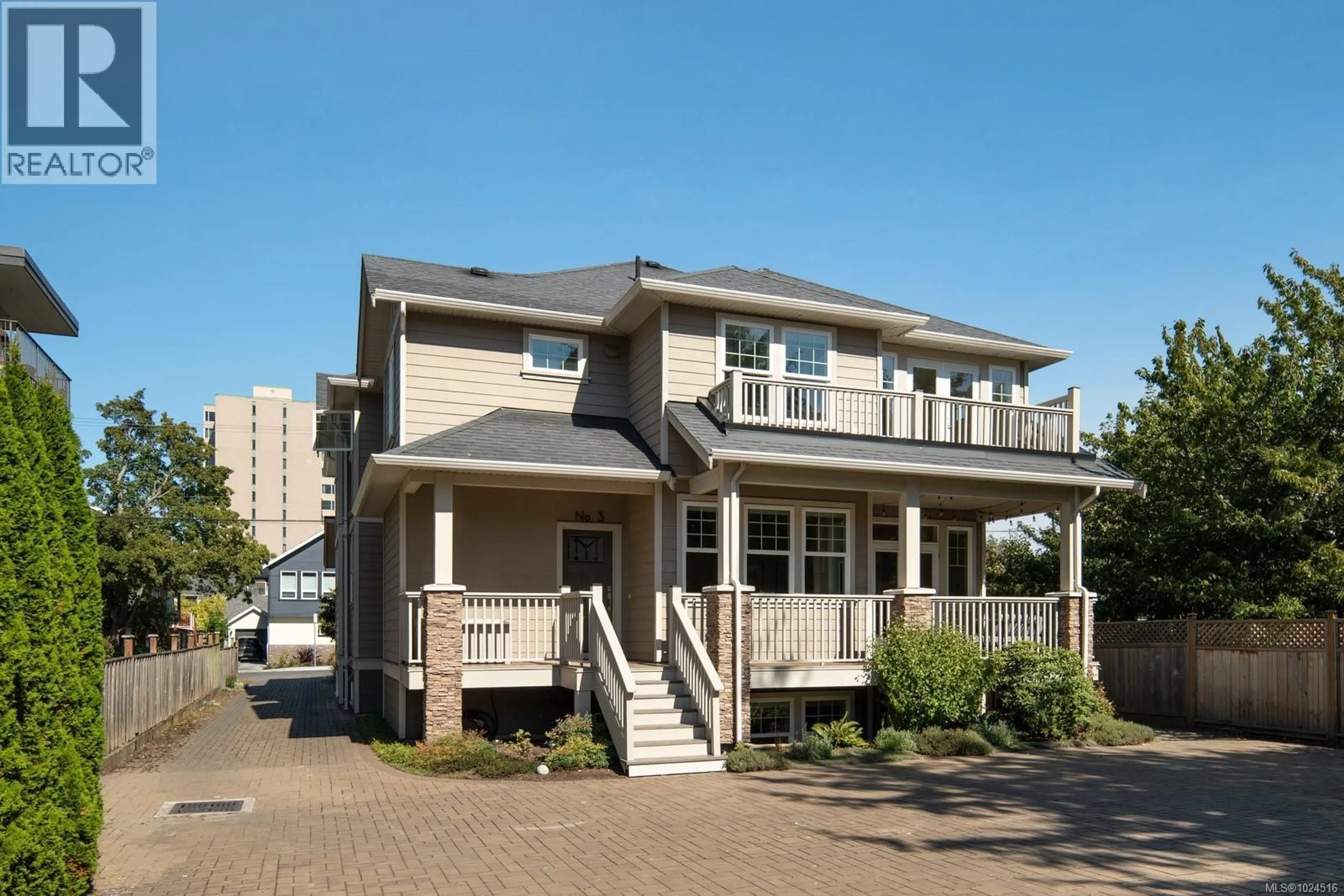 Home with vinyl exterior material, street for 3 - 555 NIAGARA STREET, Victoria British Columbia V8V1H2