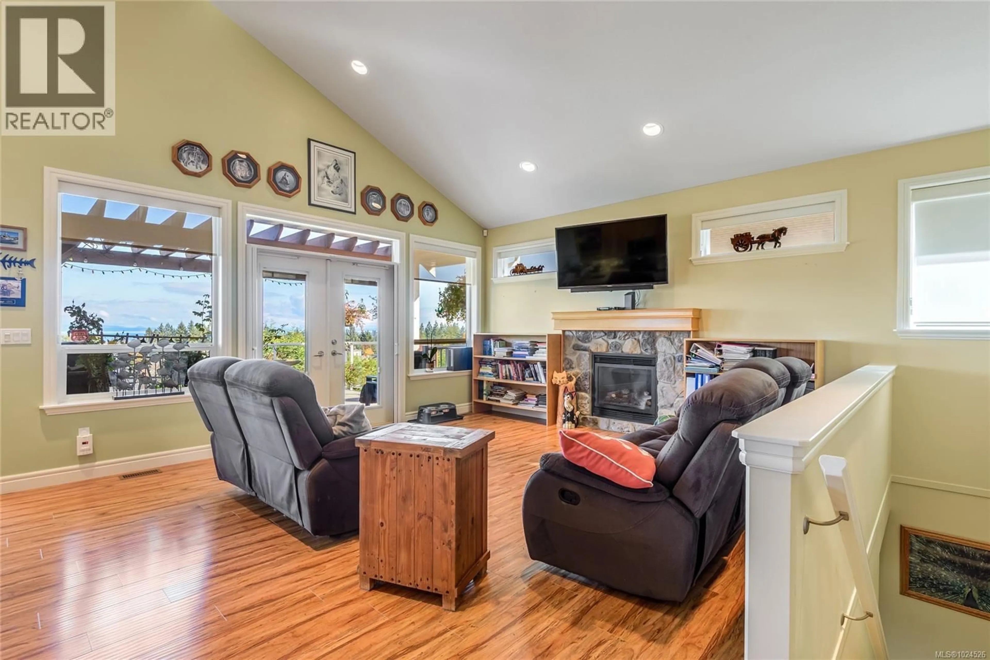 Living room with furniture, unknown for 660 MARINER DRIVE, Campbell River British Columbia V9H1V9