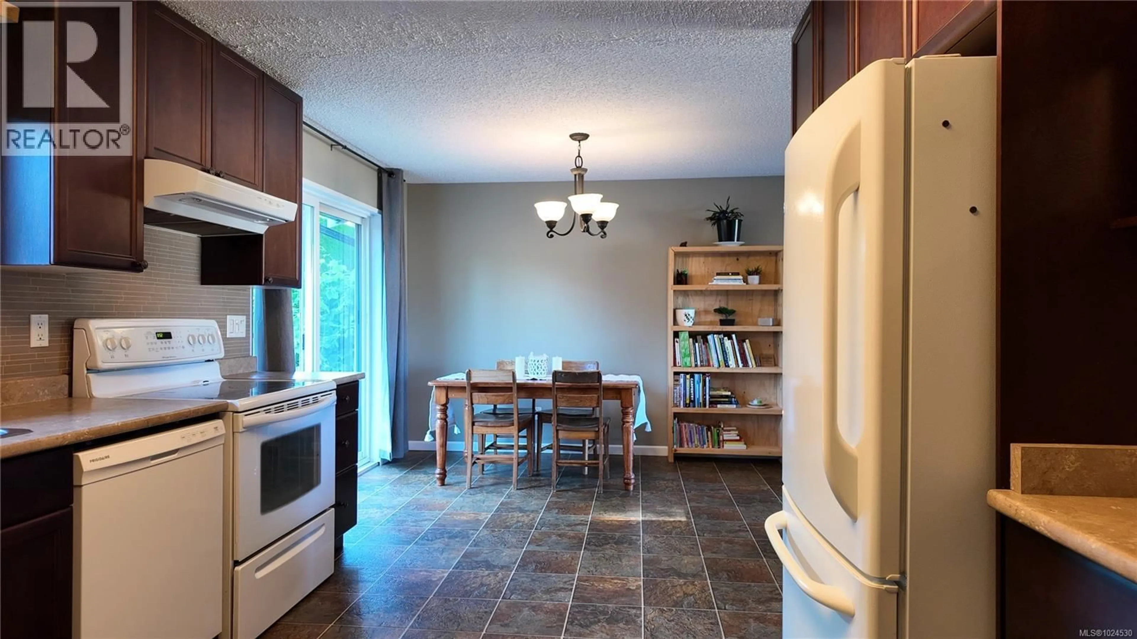 Open concept kitchen, ceramic/tile floor for 3000 COUNTRY CLOSE, Campbell River British Columbia V9W6X6