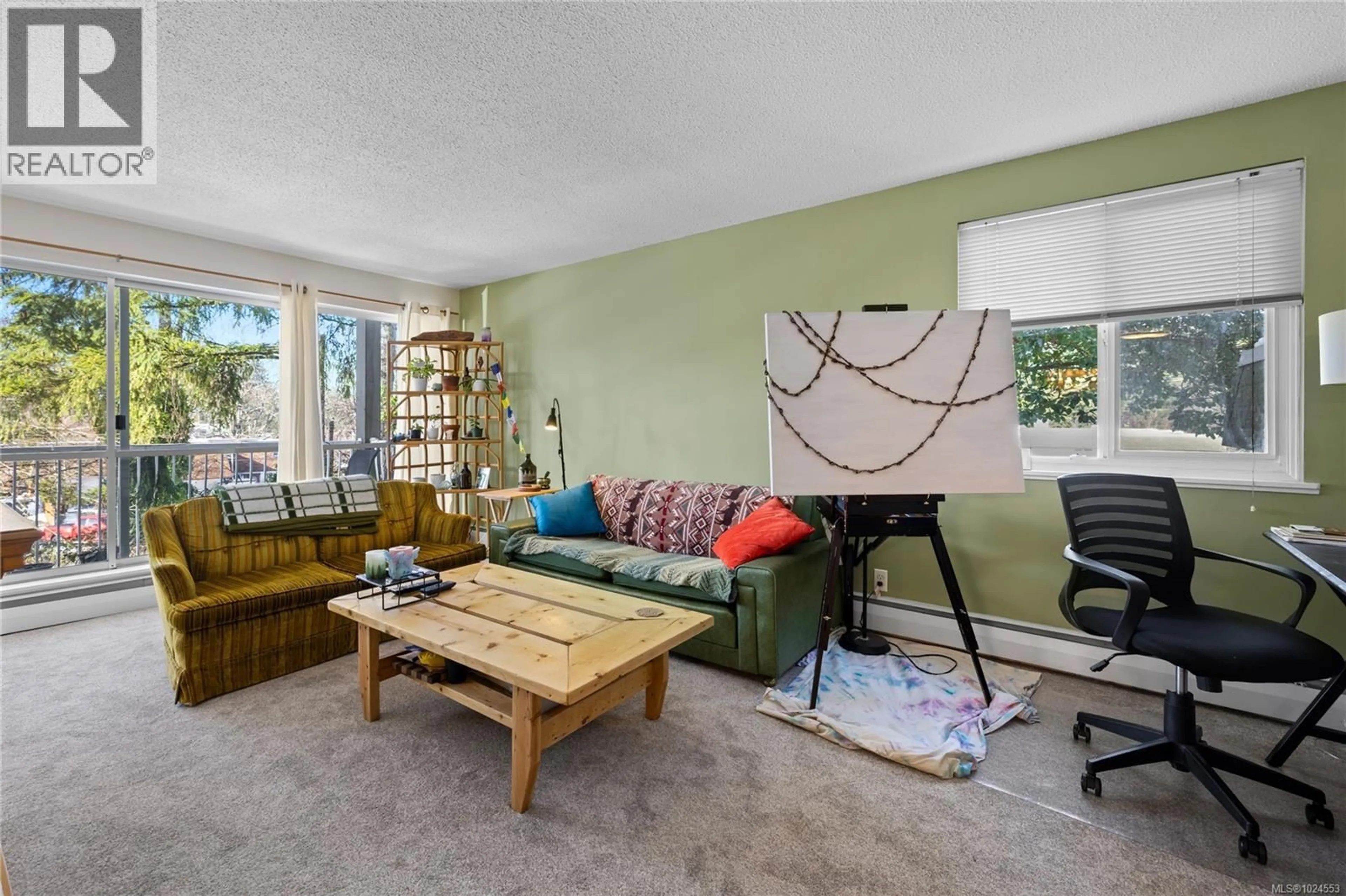Living room with furniture, carpet floor for 5201 - 999 BOWEN ROAD, Nanaimo British Columbia V9R2A4