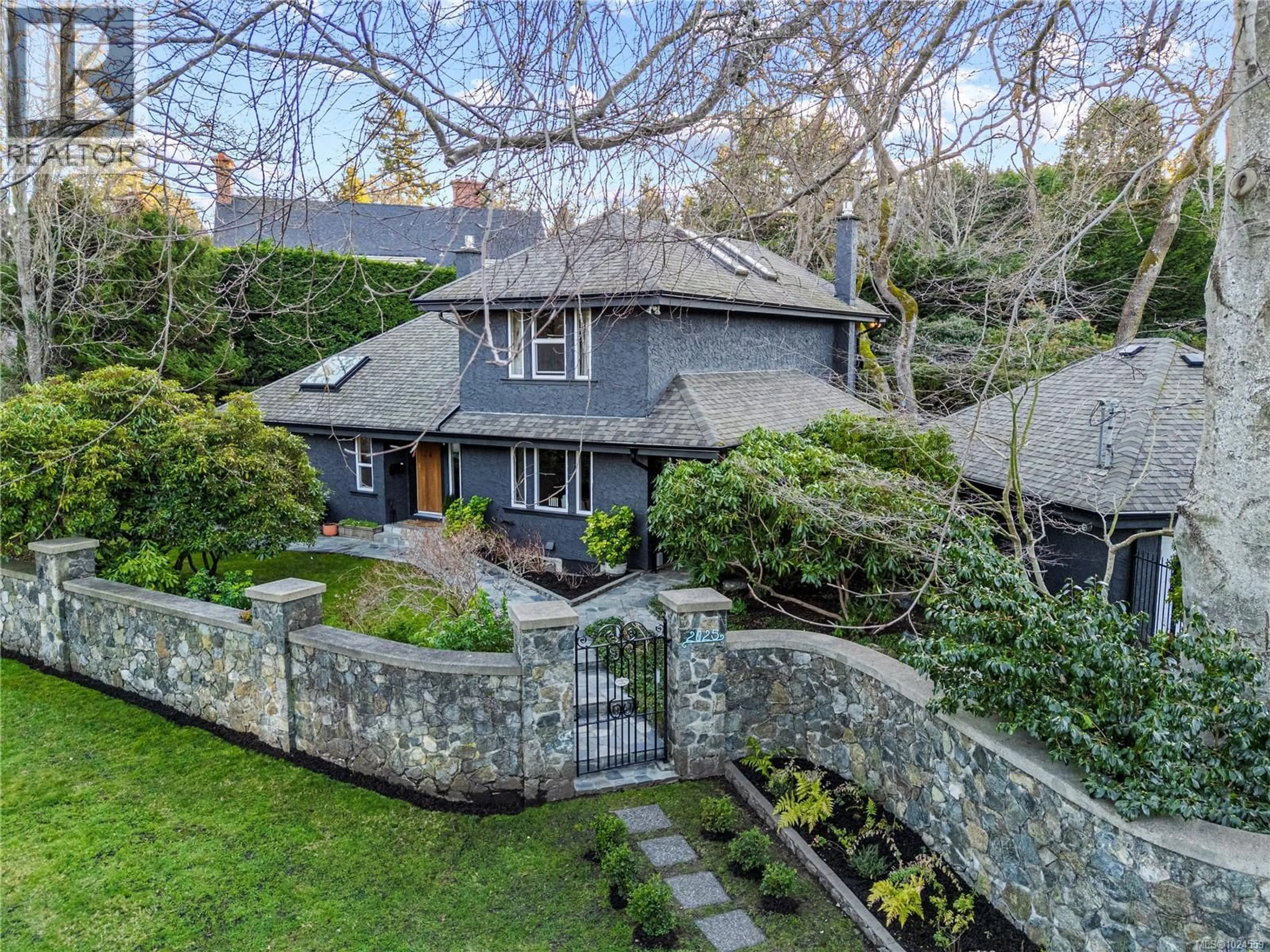 A pic from outside/outdoor area/front of a property/back of a property/a pic from drone, street for 2025 RUNNYMEDE AVENUE, Oak Bay British Columbia V8S2V5