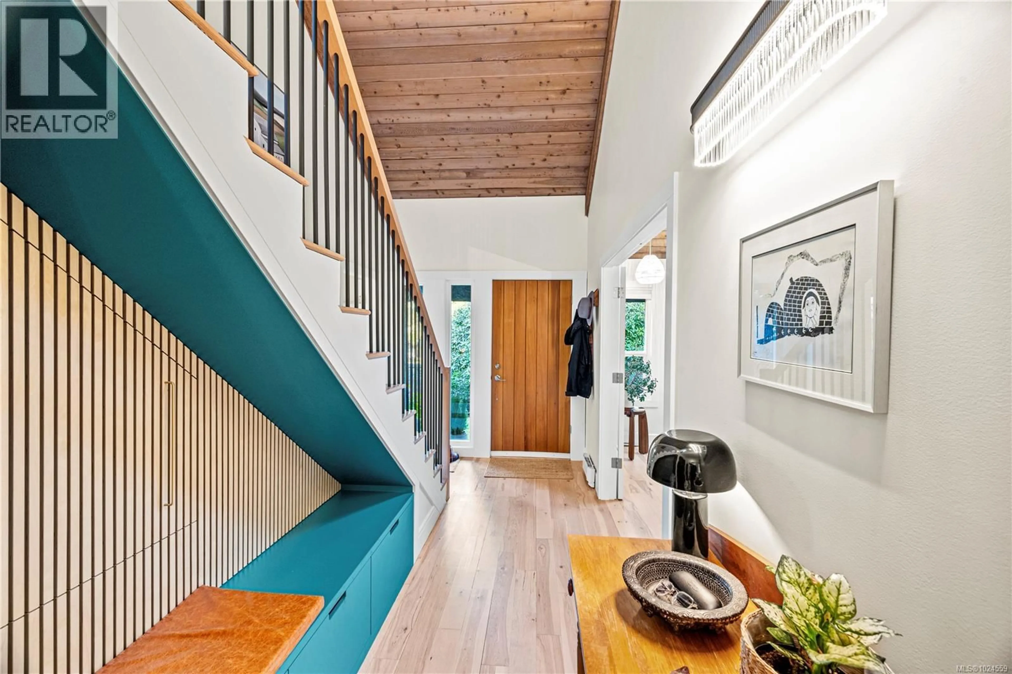 Indoor entryway for 2025 RUNNYMEDE AVENUE, Oak Bay British Columbia V8S2V5