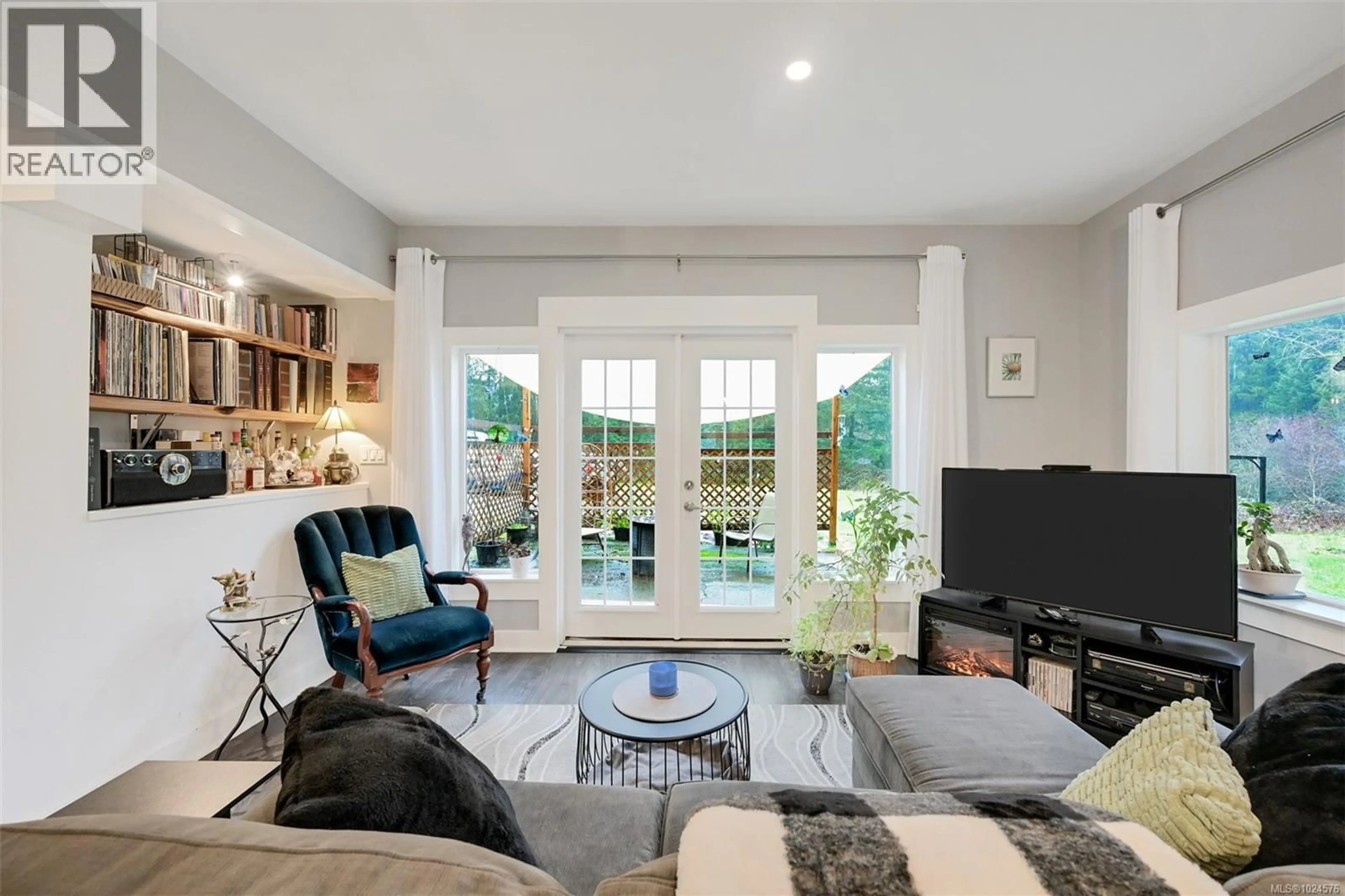 Living room with furniture, unknown for 2035 HERD ROAD, Duncan British Columbia V9L5W3