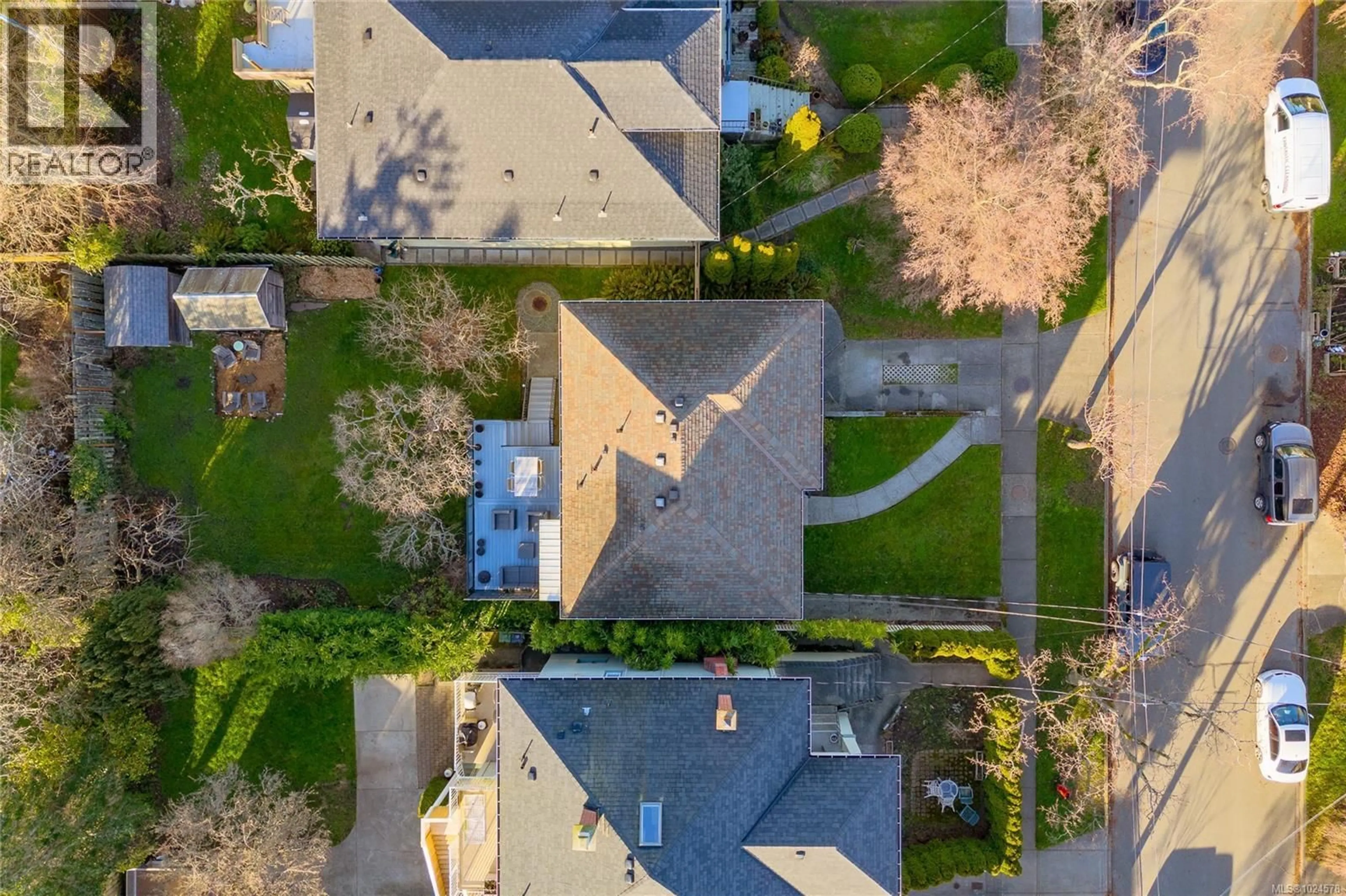 A pic from outside/outdoor area/front of a property/back of a property/a pic from drone, street for 160 JOSEPH STREET, Victoria British Columbia V8S3H5