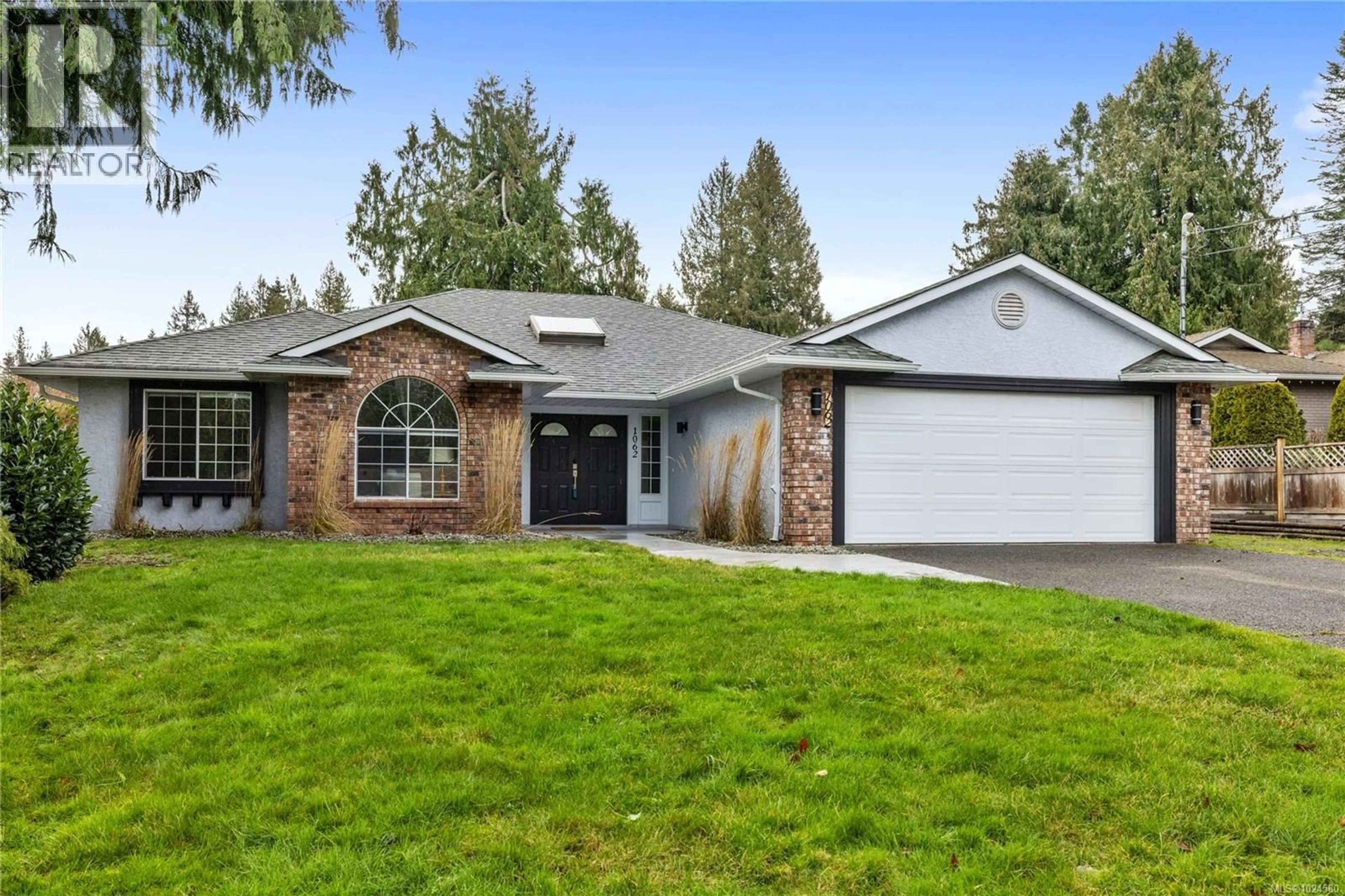 Home with vinyl exterior material, street for 1062 PEKIN PLACE, Qualicum Beach British Columbia V9K1E3