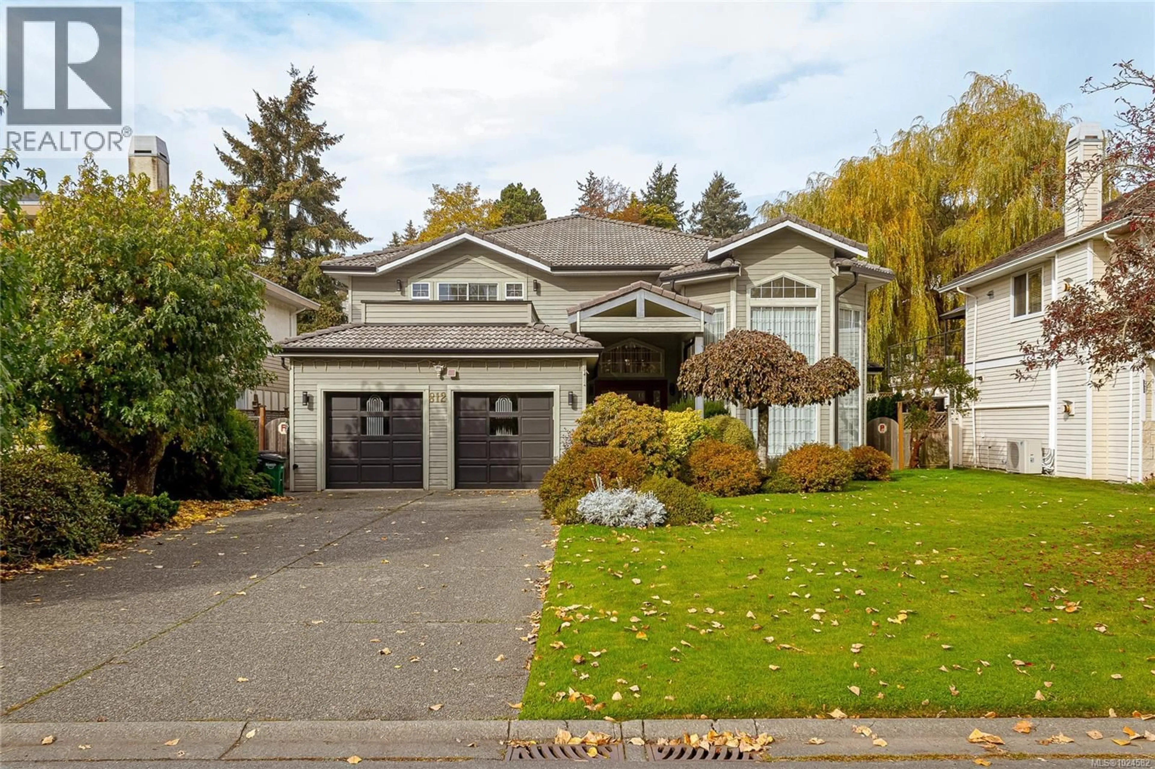 Home with vinyl exterior material, street for 812 DALEWOOD LANE, Saanich British Columbia V8X5G6