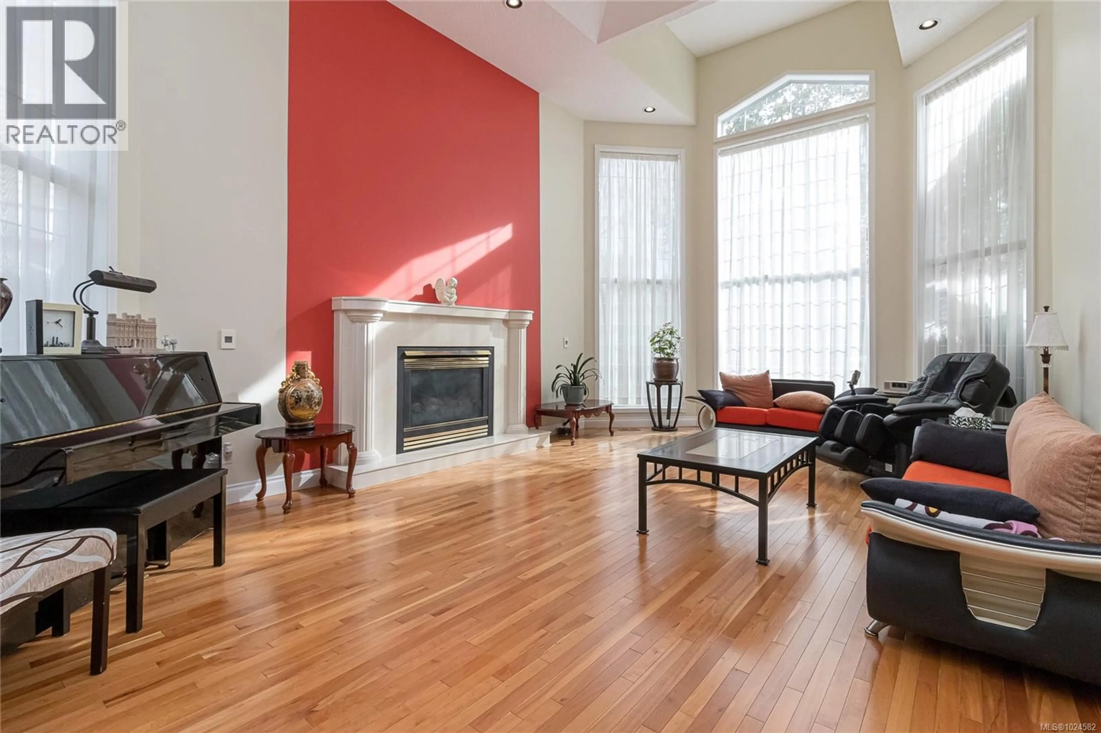 Living room with furniture, wood/laminate floor for 812 DALEWOOD LANE, Saanich British Columbia V8X5G6