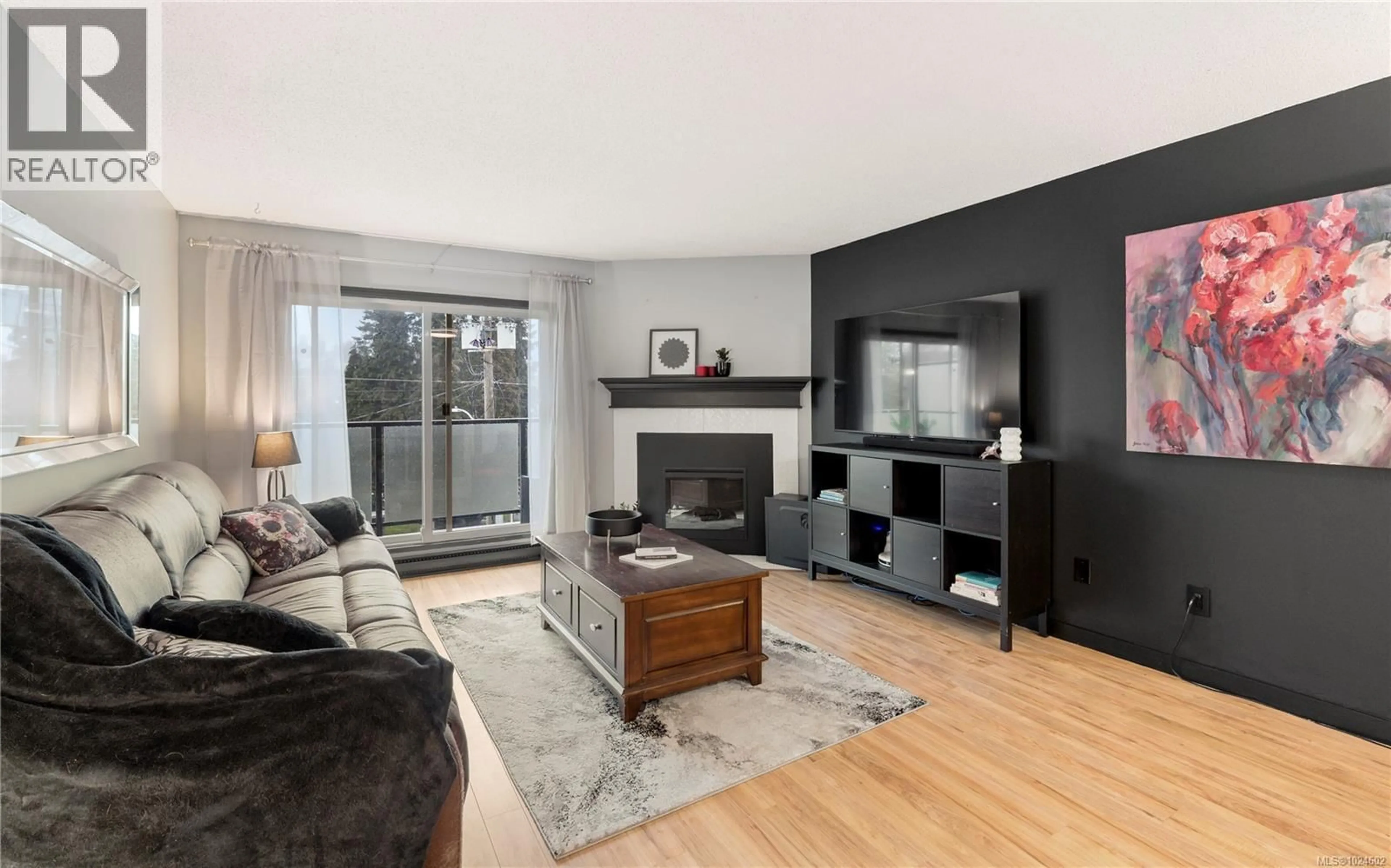 Living room with furniture, wood/laminate floor for 402 - 1241 FAIRFIELD ROAD, Victoria British Columbia V8V3B3