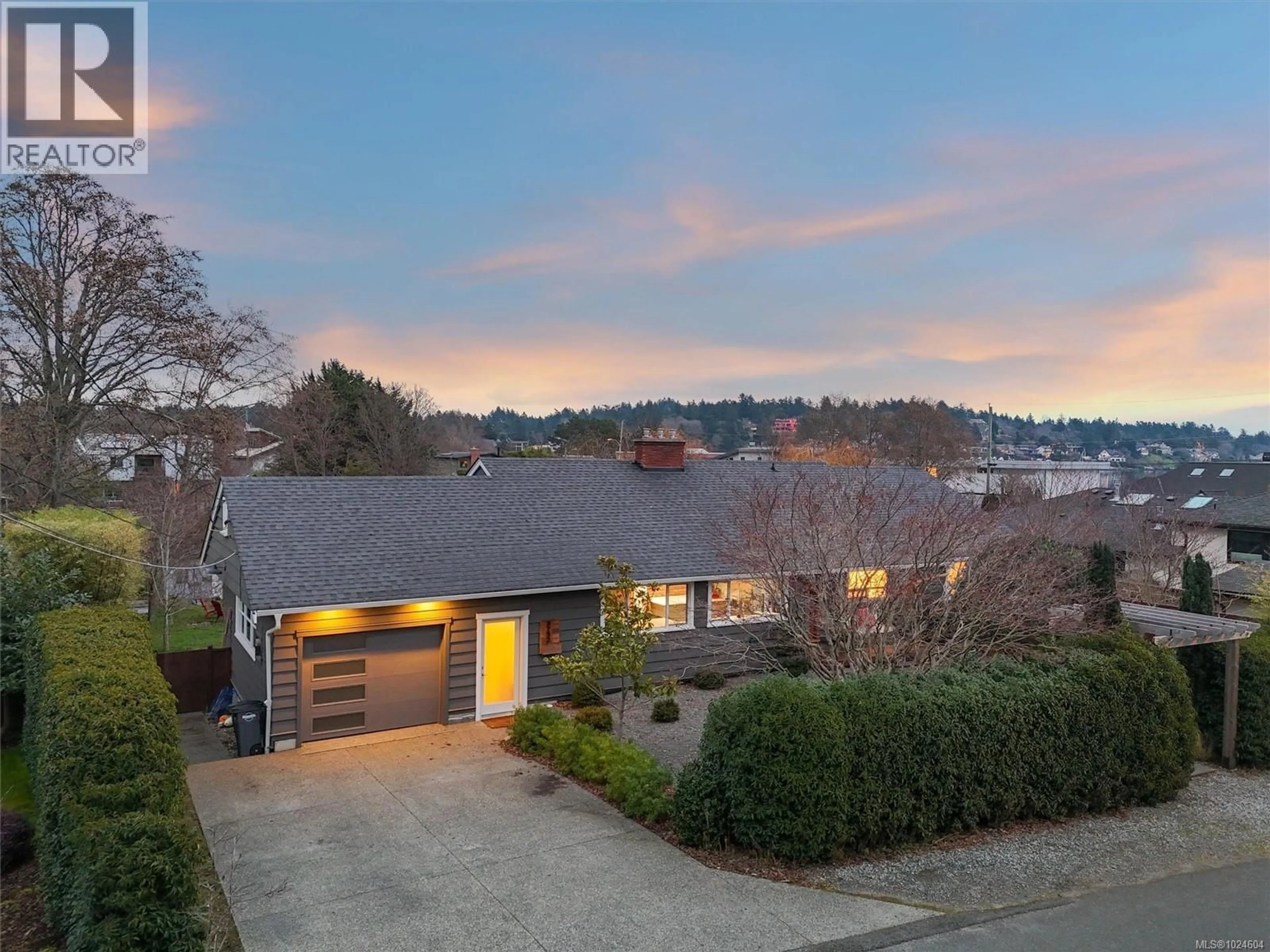 Unknown for 3752 WARING PLACE, Saanich British Columbia V8P5G1