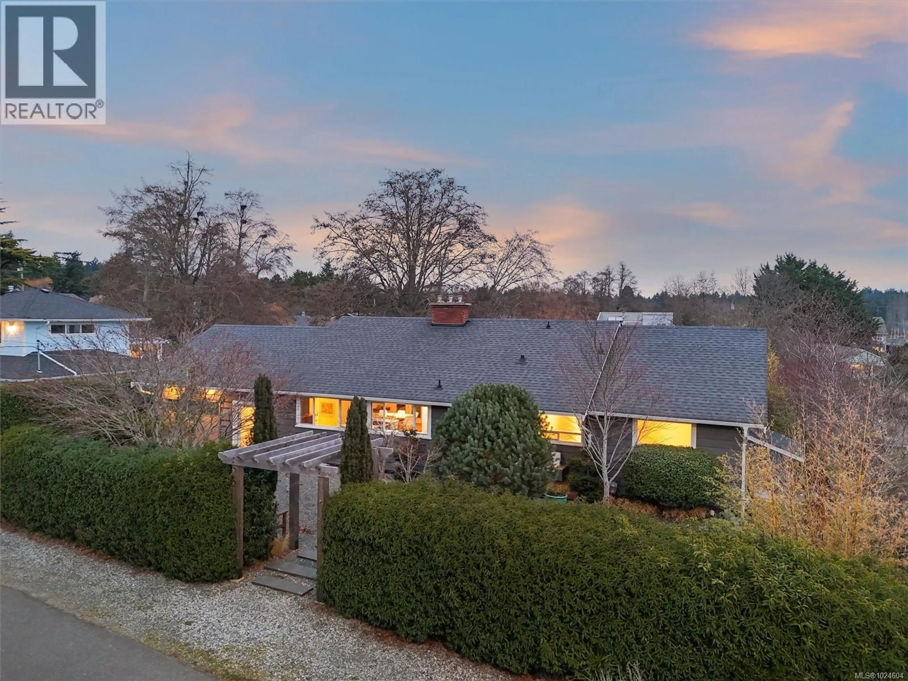 A pic from outside/outdoor area/front of a property/back of a property/a pic from drone, water/lake/river/ocean view for 3752 WARING PLACE, Saanich British Columbia V8P5G1