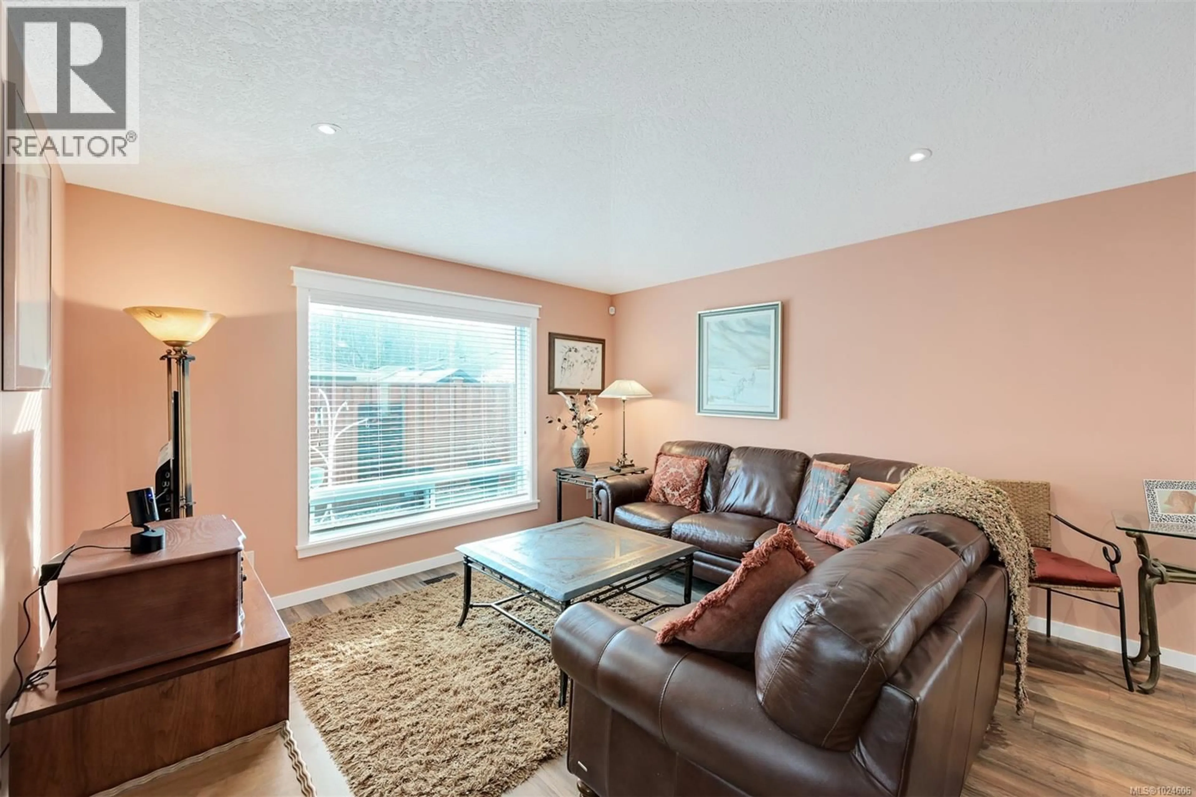 Living room with furniture, wood/laminate floor for 52 - 7586 TETAYUT ROAD, Central Saanich British Columbia V8M0B4