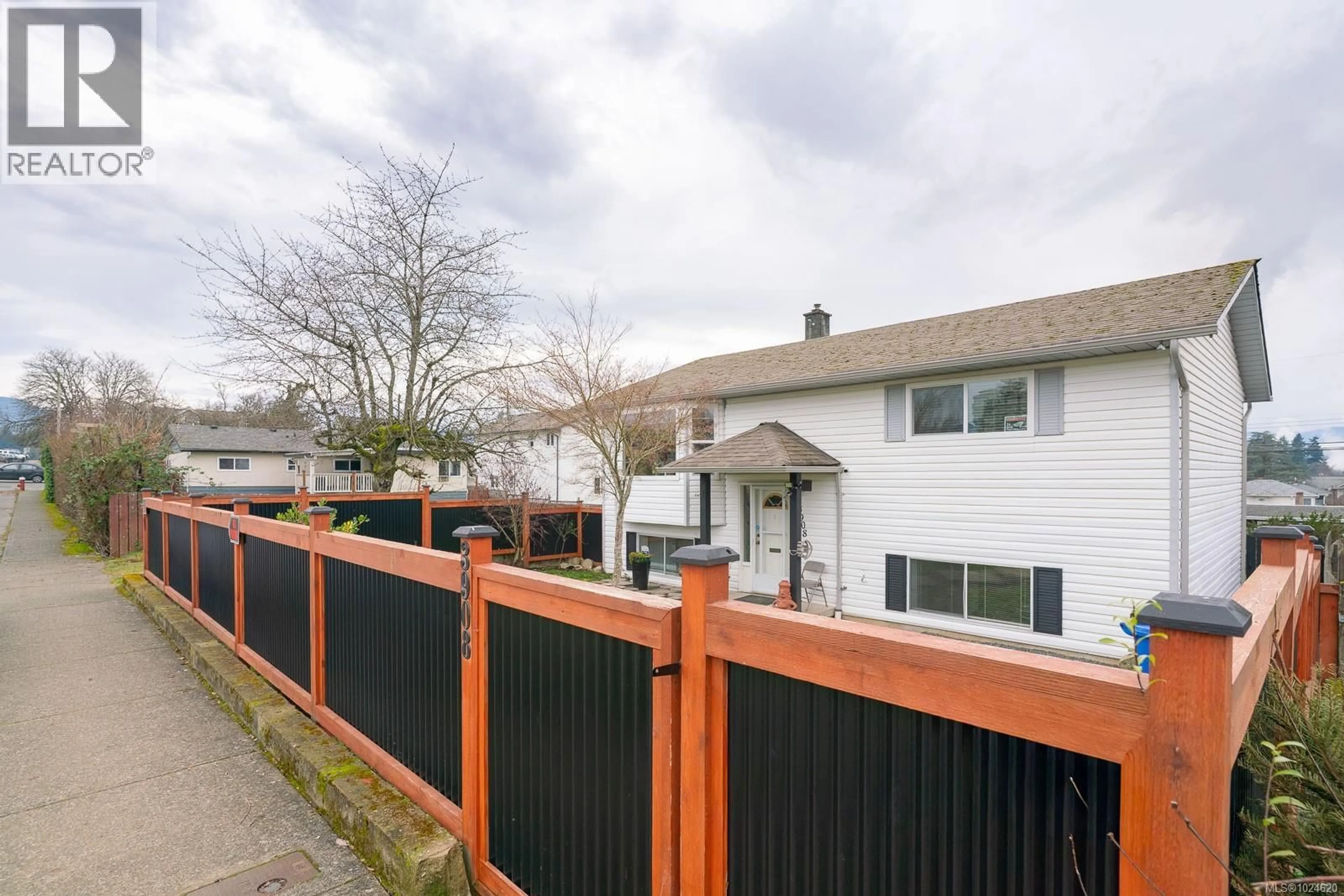 A pic from outside/outdoor area/front of a property/back of a property/a pic from drone, street for 3908 8TH AVENUE, Port Alberni British Columbia V9Y4S2