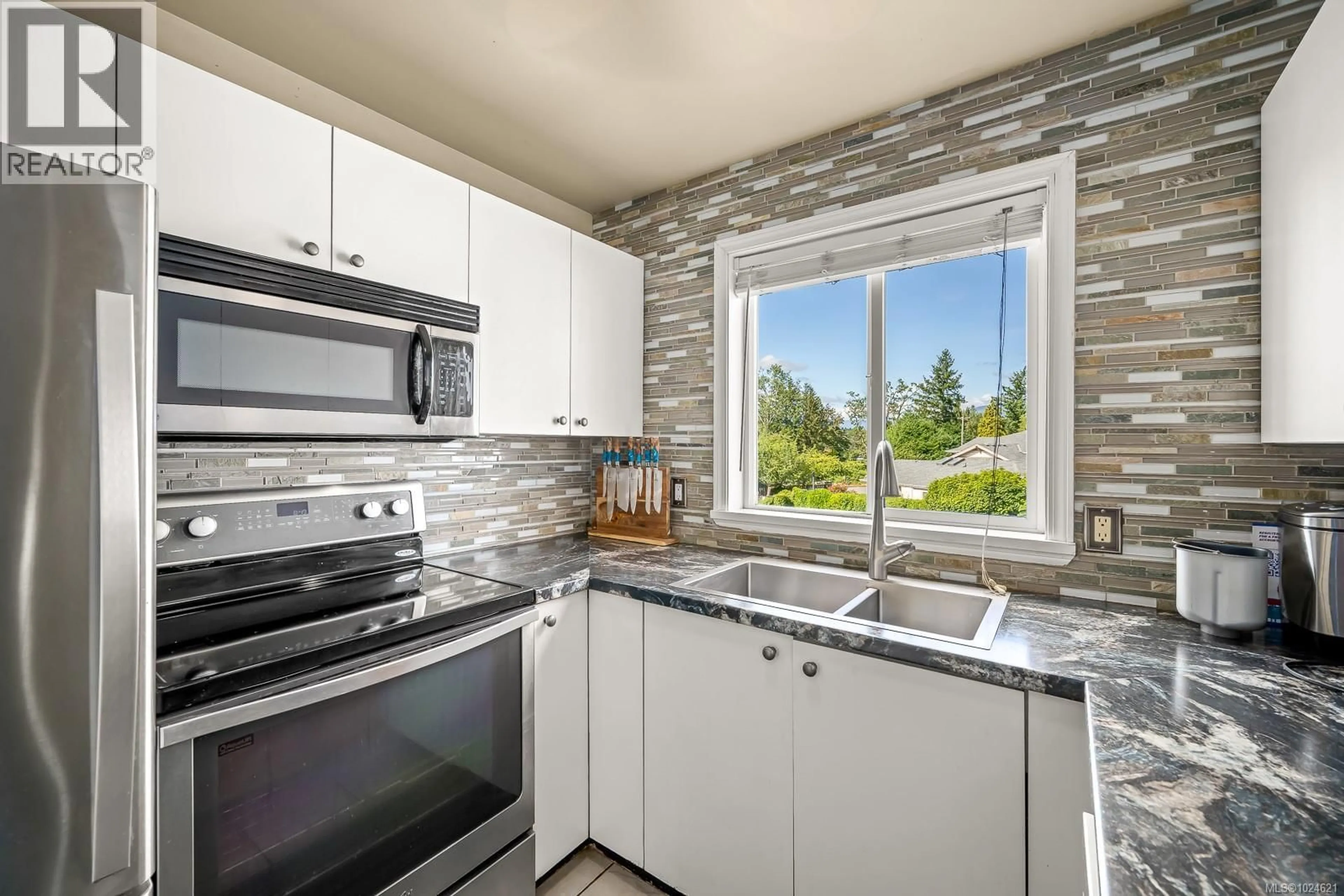 Standard kitchen, ceramic/tile floor for 301 - 1050 BRAIDWOOD ROAD, Courtenay British Columbia V9N3R9
