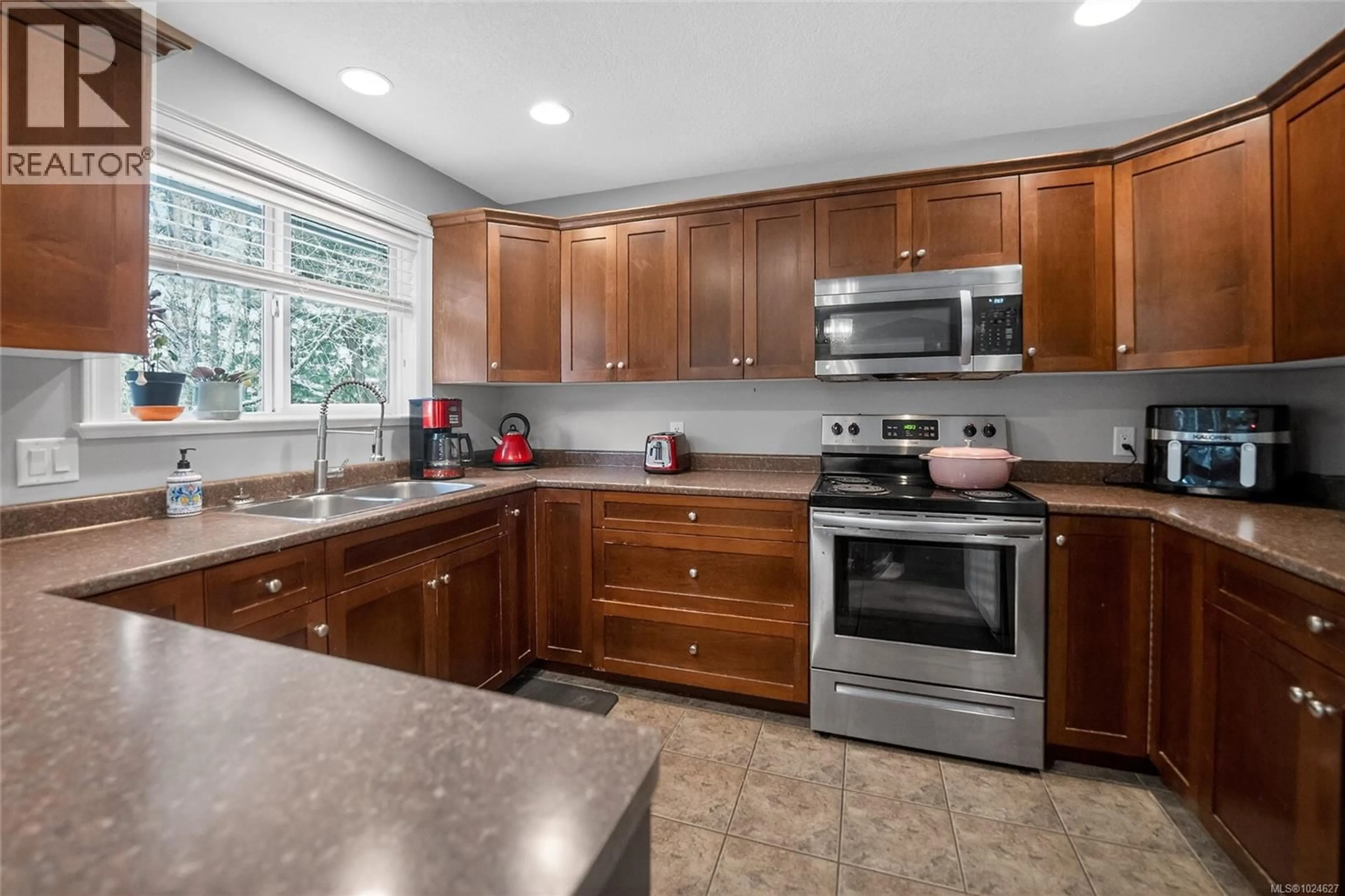Standard kitchen, ceramic/tile floor for 2760 MARVELLE PLACE, Nanaimo British Columbia V9T0B2