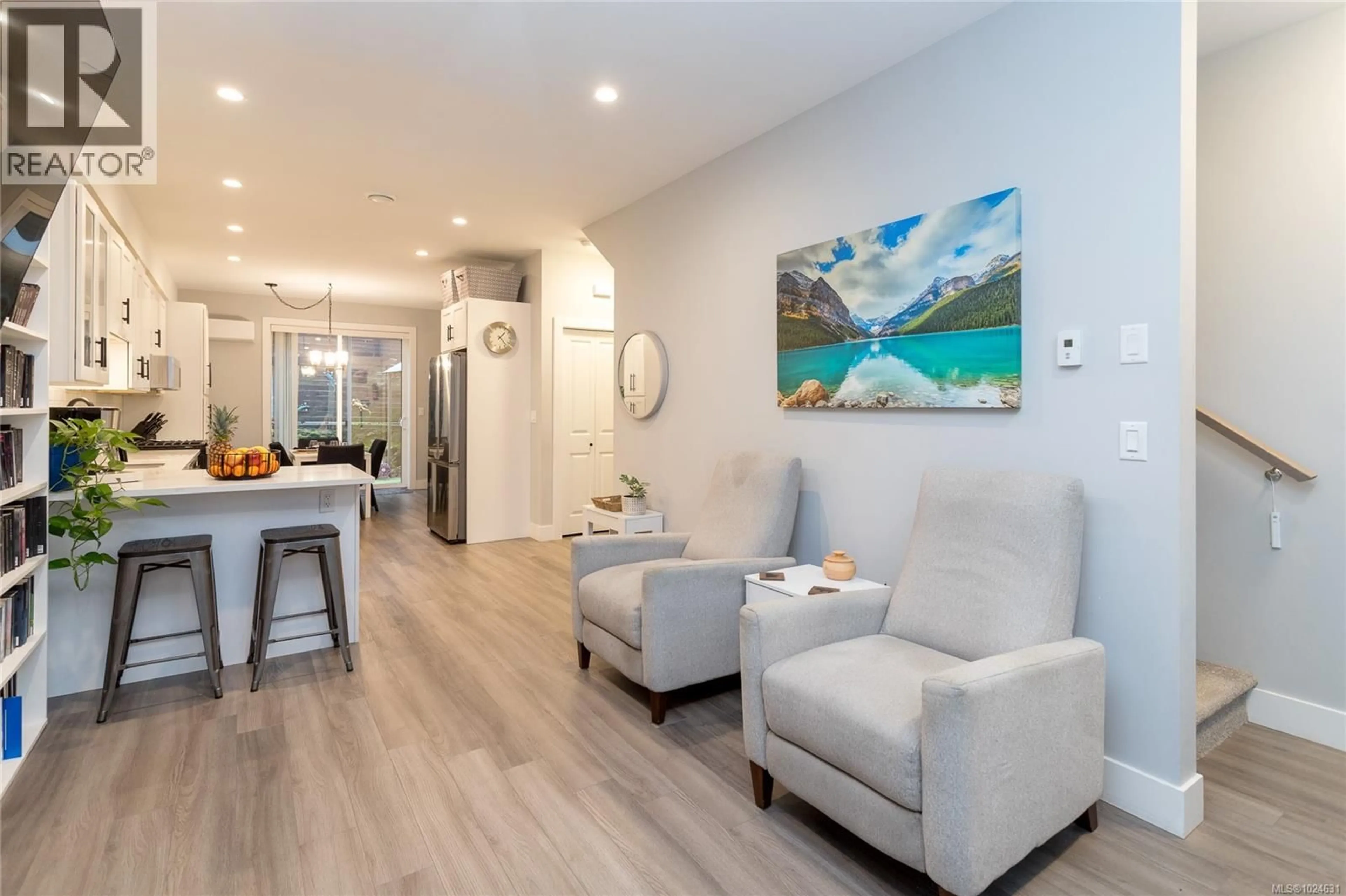 Living room with furniture, wood/laminate floor for 933 TURNSTONE RIDGE, Langford British Columbia V9C0J4