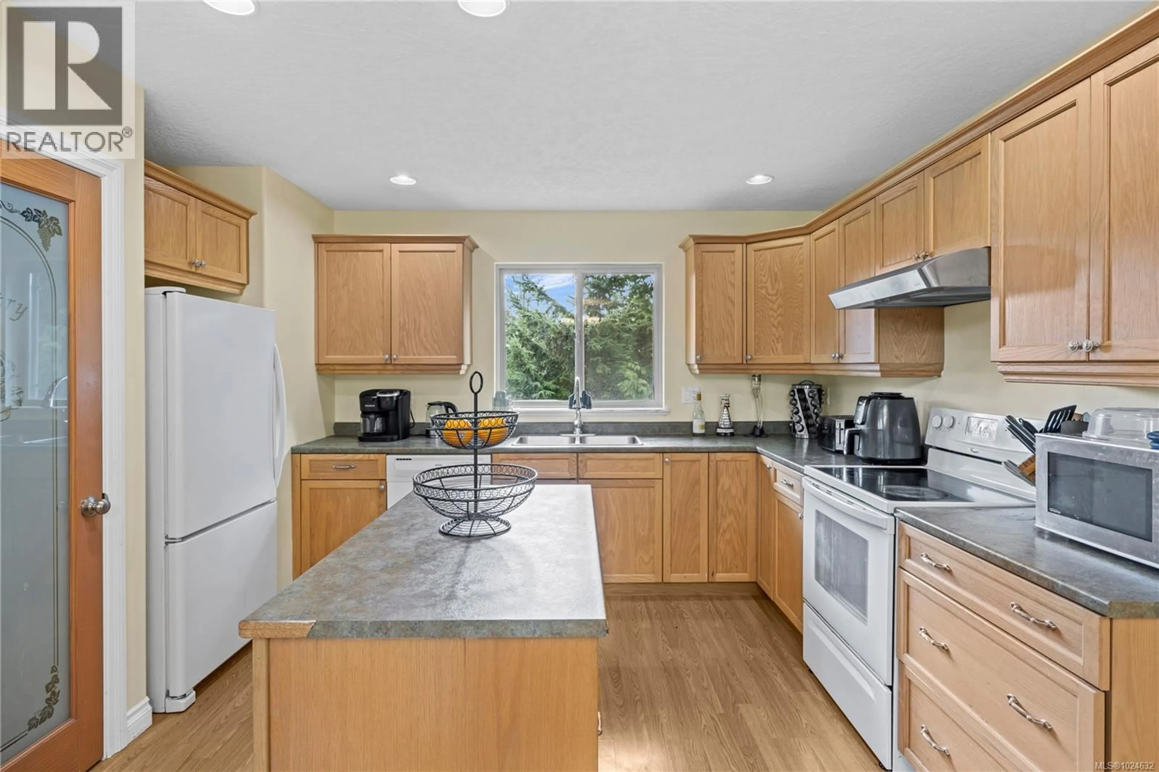 Standard kitchen, unknown for 1738 MARTINI WAY, Qualicum Beach British Columbia V9K2S3