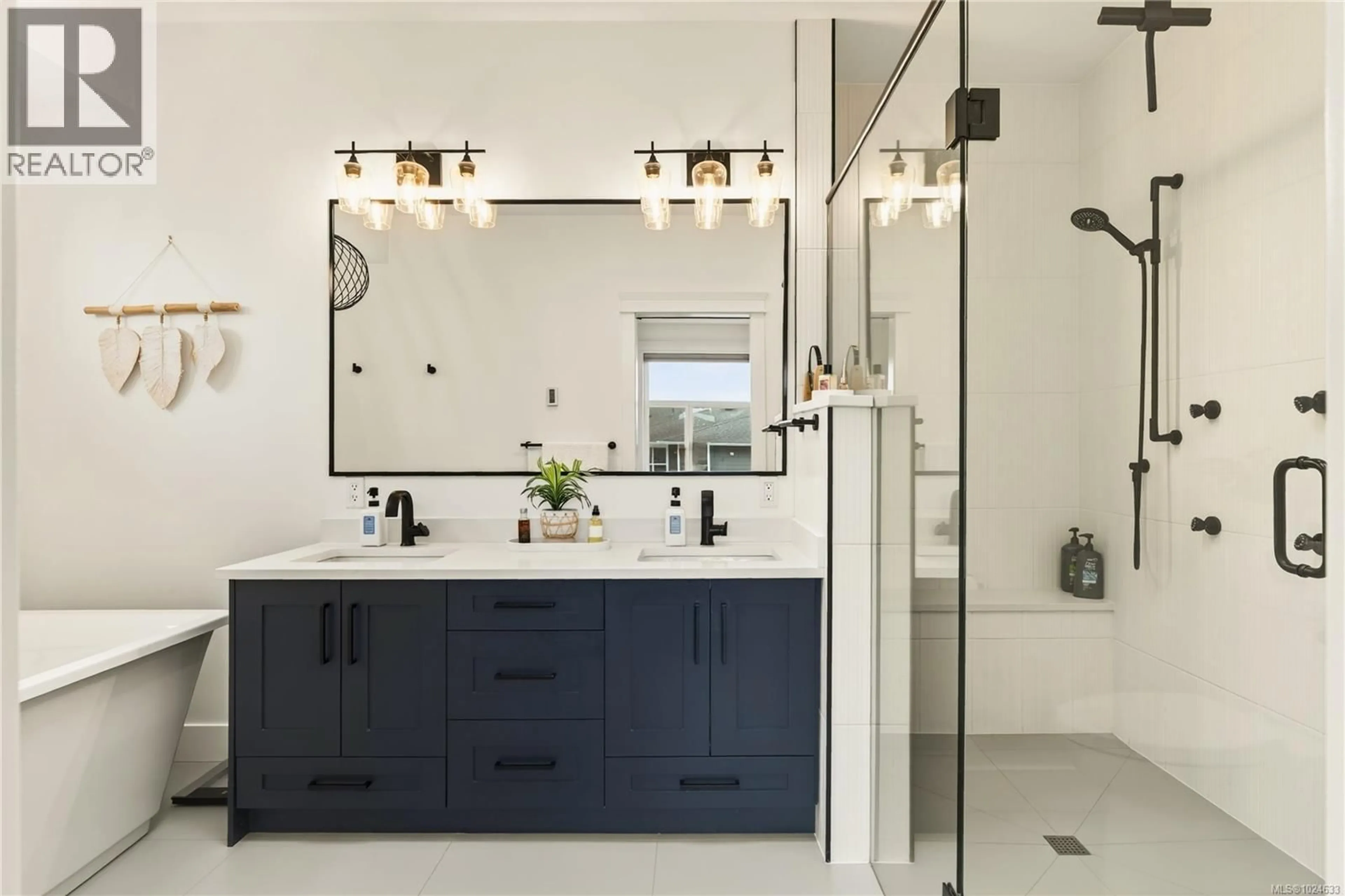 Contemporary bathroom, ceramic/tile floor for 3934 JINGLE POT ROAD, Nanaimo British Columbia V9T0K3