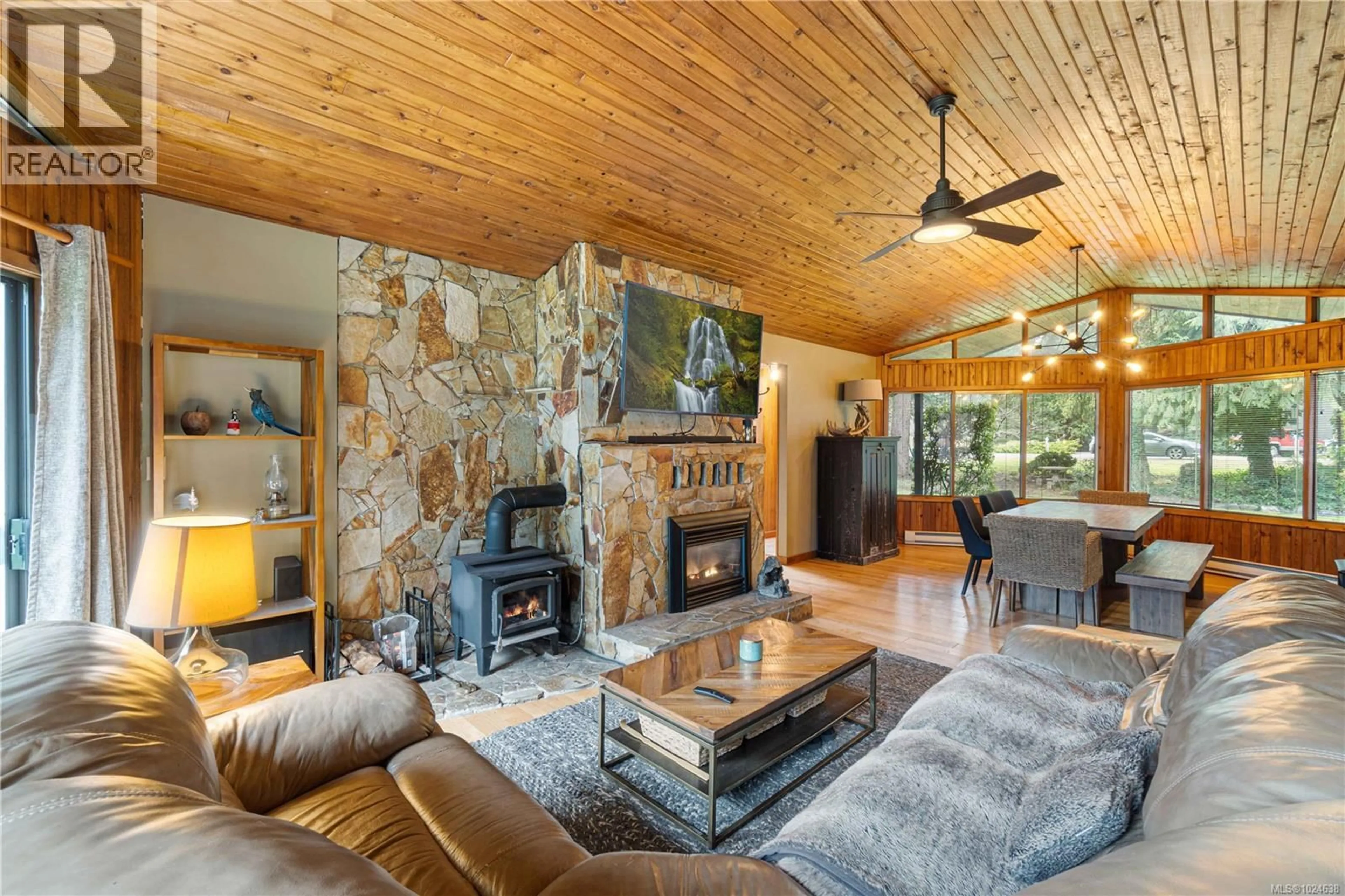 Living room with furniture, unknown for 972 WOODPECKER PLACE, Parksville British Columbia V9P1T1