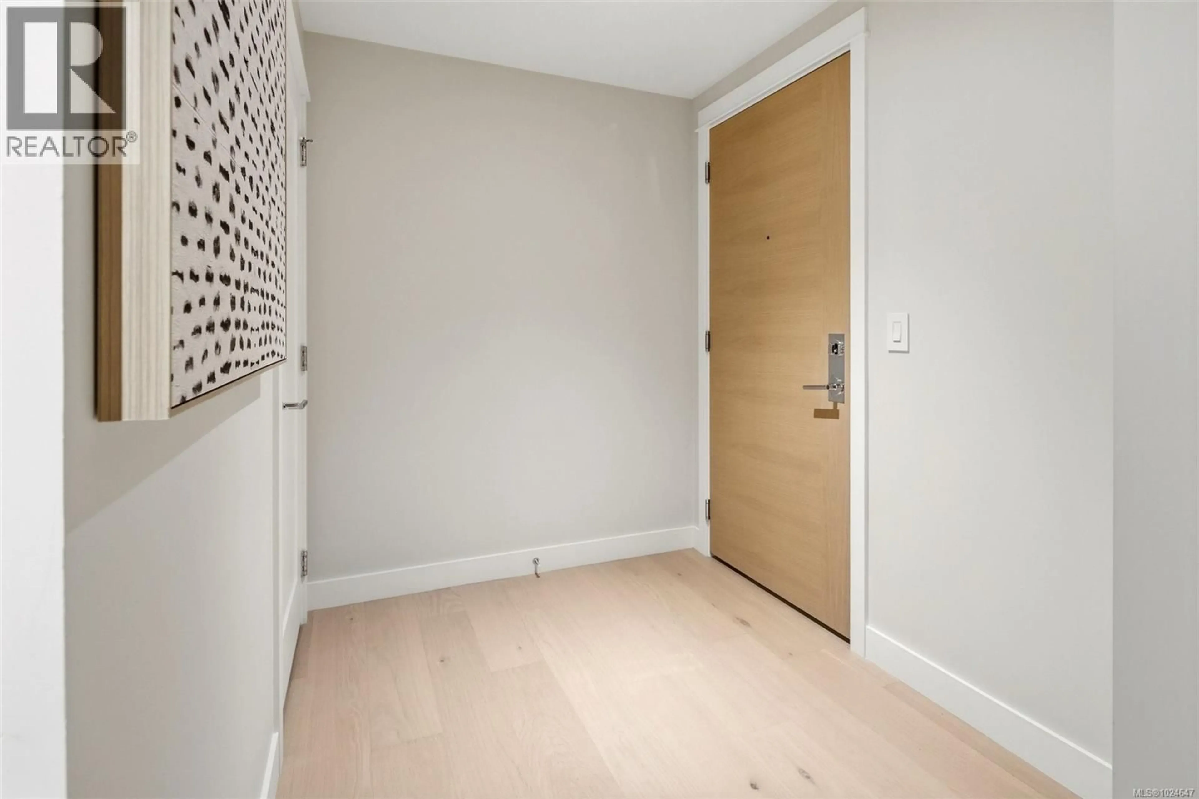 Indoor foyer for 306 - 5229 CORDOVA BAY ROAD, Saanich British Columbia V8Y2L1