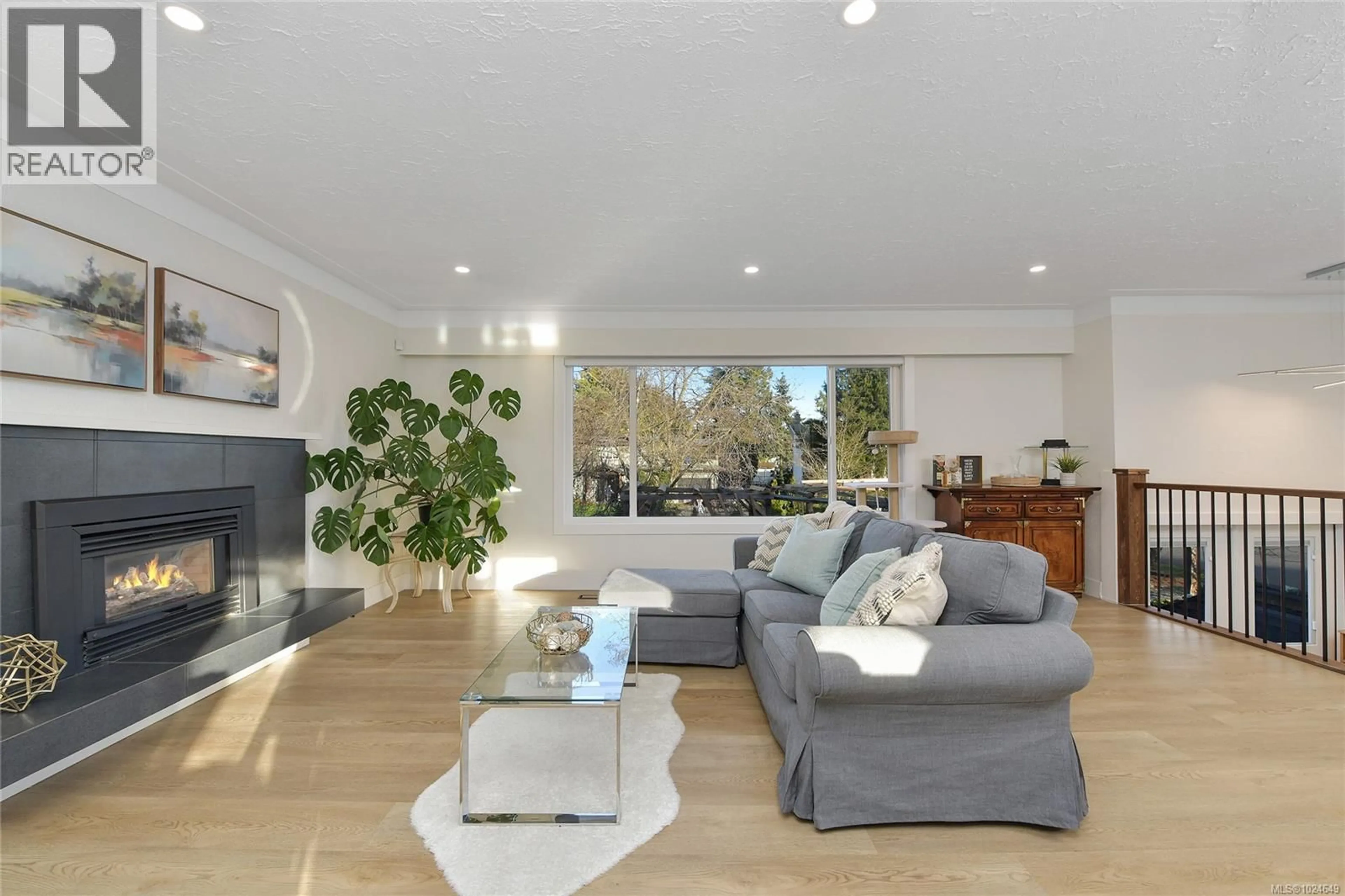 Living room with furniture, unknown for 2048 COURSER DRIVE, Sidney British Columbia V8L2N6