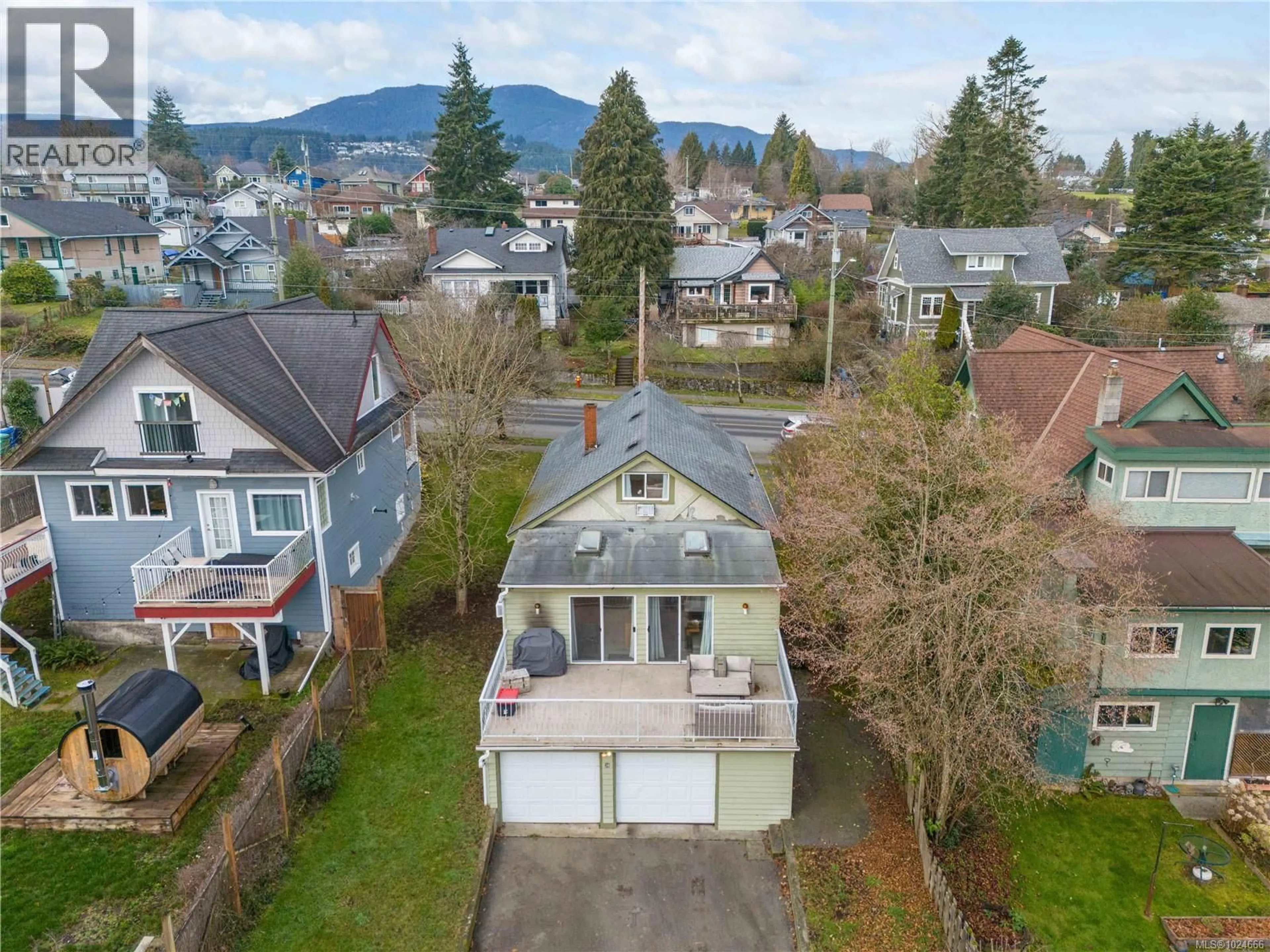A pic from outside/outdoor area/front of a property/back of a property/a pic from drone, street for 38 MACHLEARY STREET, Nanaimo British Columbia V9R2G4