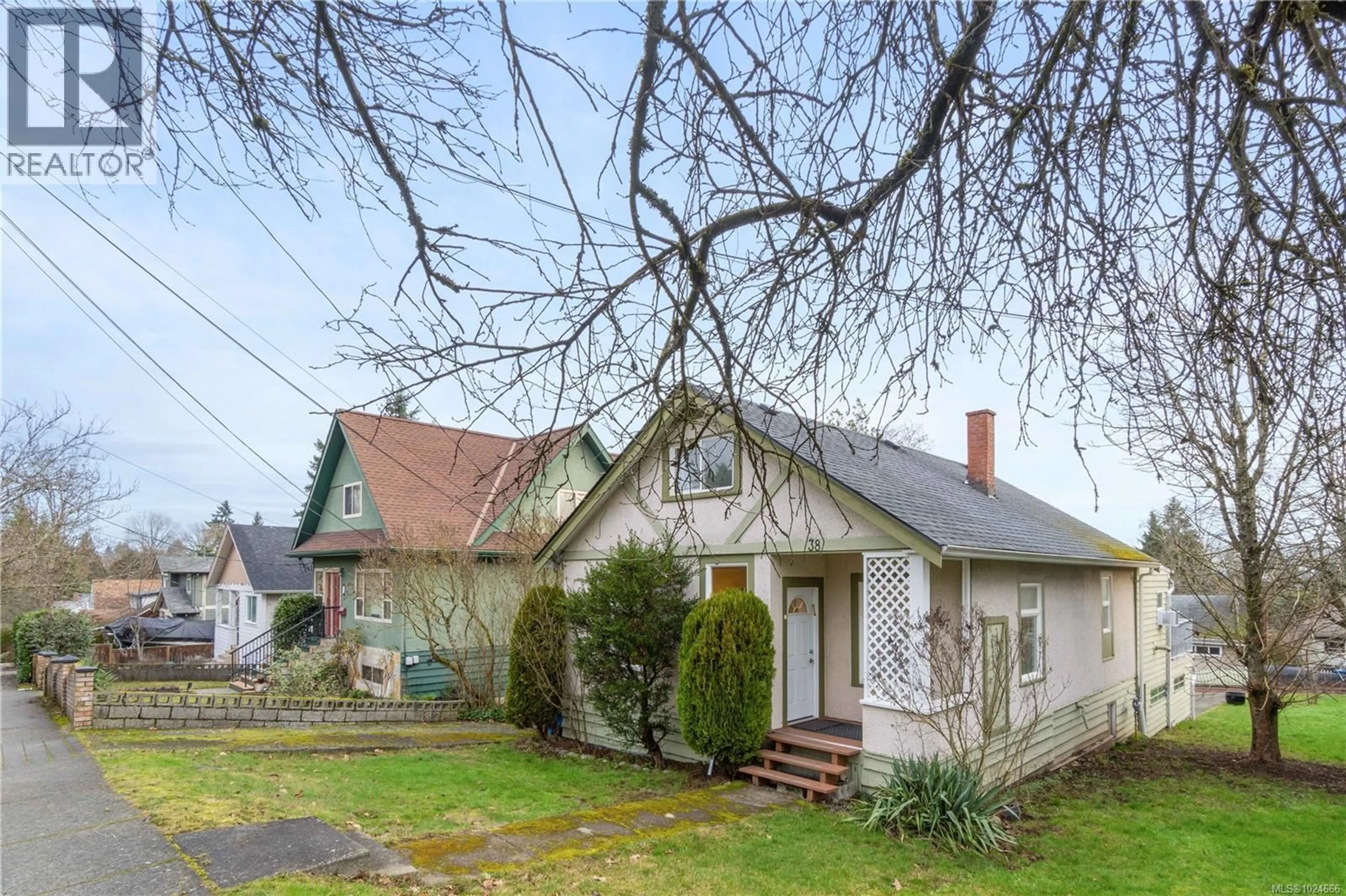 A pic from outside/outdoor area/front of a property/back of a property/a pic from drone, street for 38 MACHLEARY STREET, Nanaimo British Columbia V9R2G4