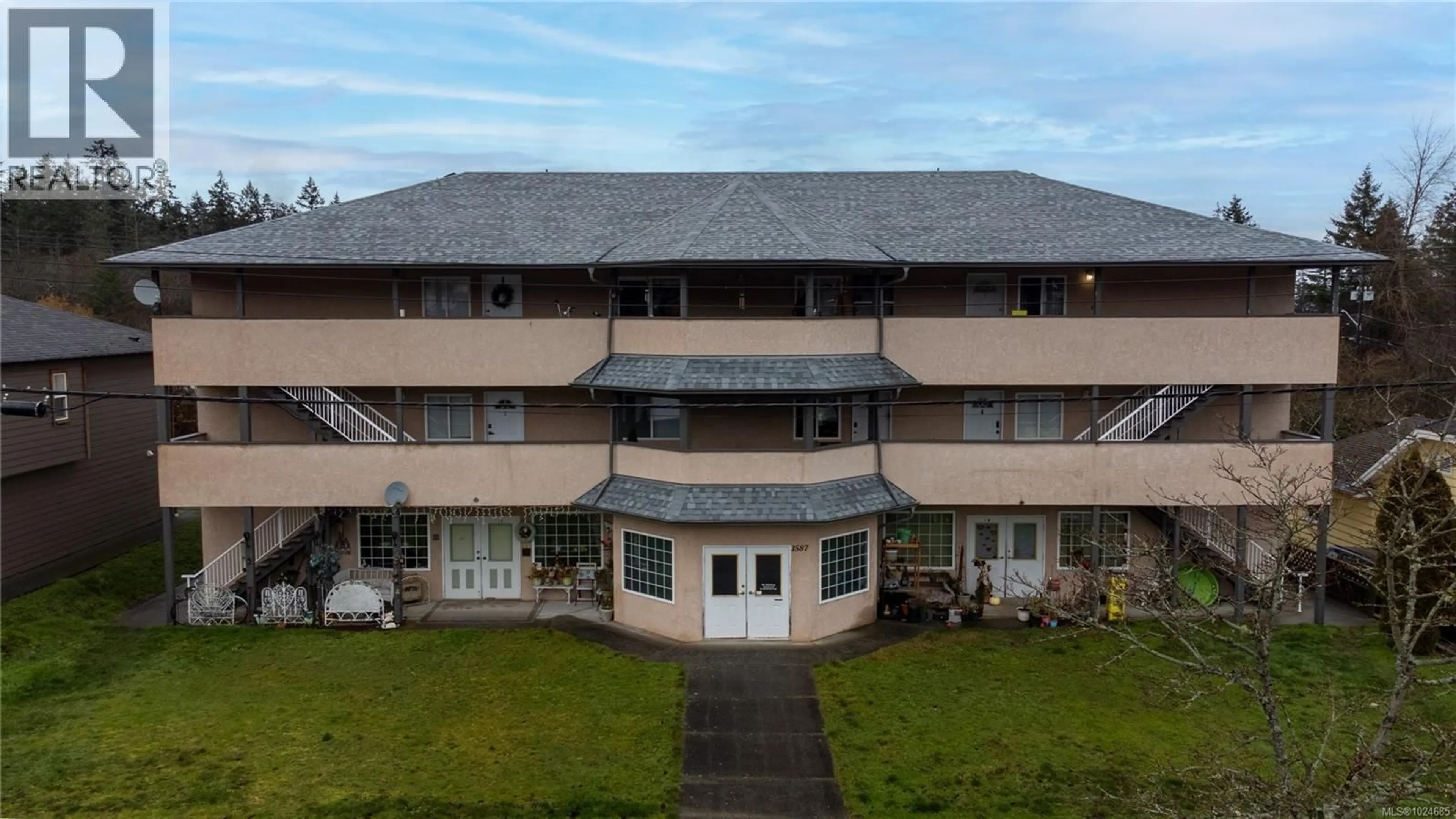 A pic from outside/outdoor area/front of a property/back of a property/a pic from drone, building for 2 - 1587 JOAN AVENUE, Crofton British Columbia V0R1R0