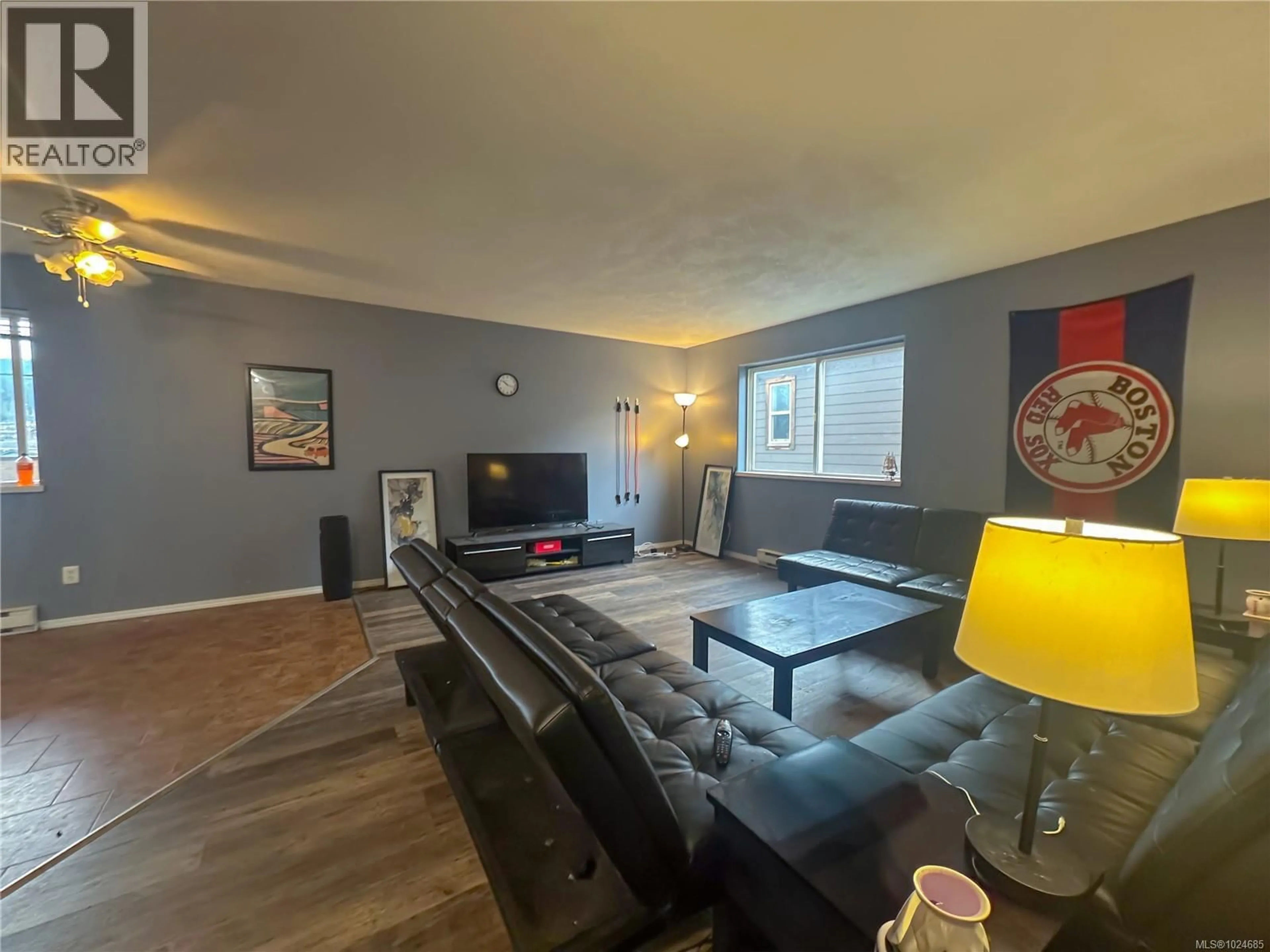 Living room with furniture, wood/laminate floor for 2 - 1587 JOAN AVENUE, Crofton British Columbia V0R1R0