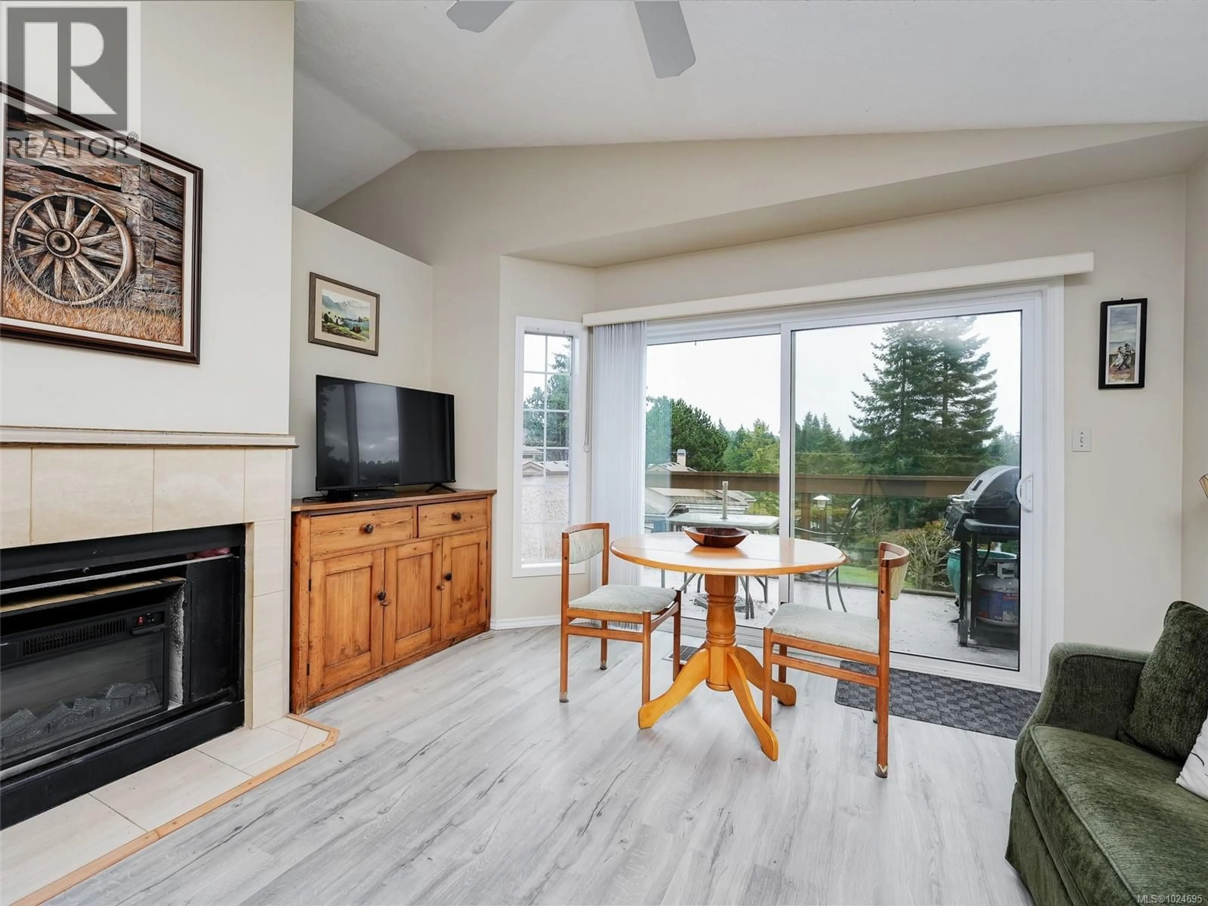 Living room with furniture, unknown for 31 - 901 KENTWOOD LANE, Saanich British Columbia V8Y2Y7