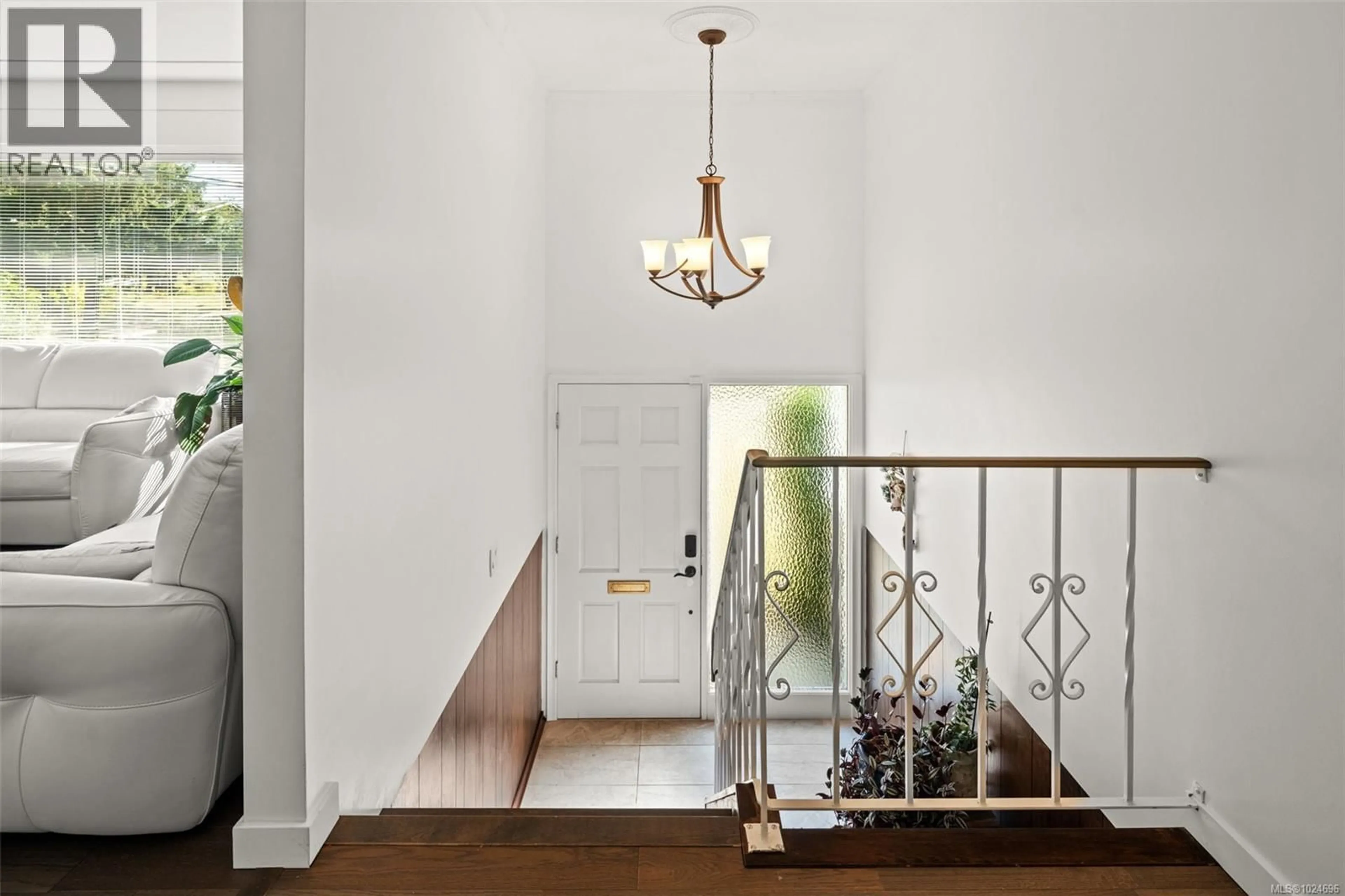 Indoor entryway for 3940 OAKDALE PLACE, Saanich British Columbia V8N3B6