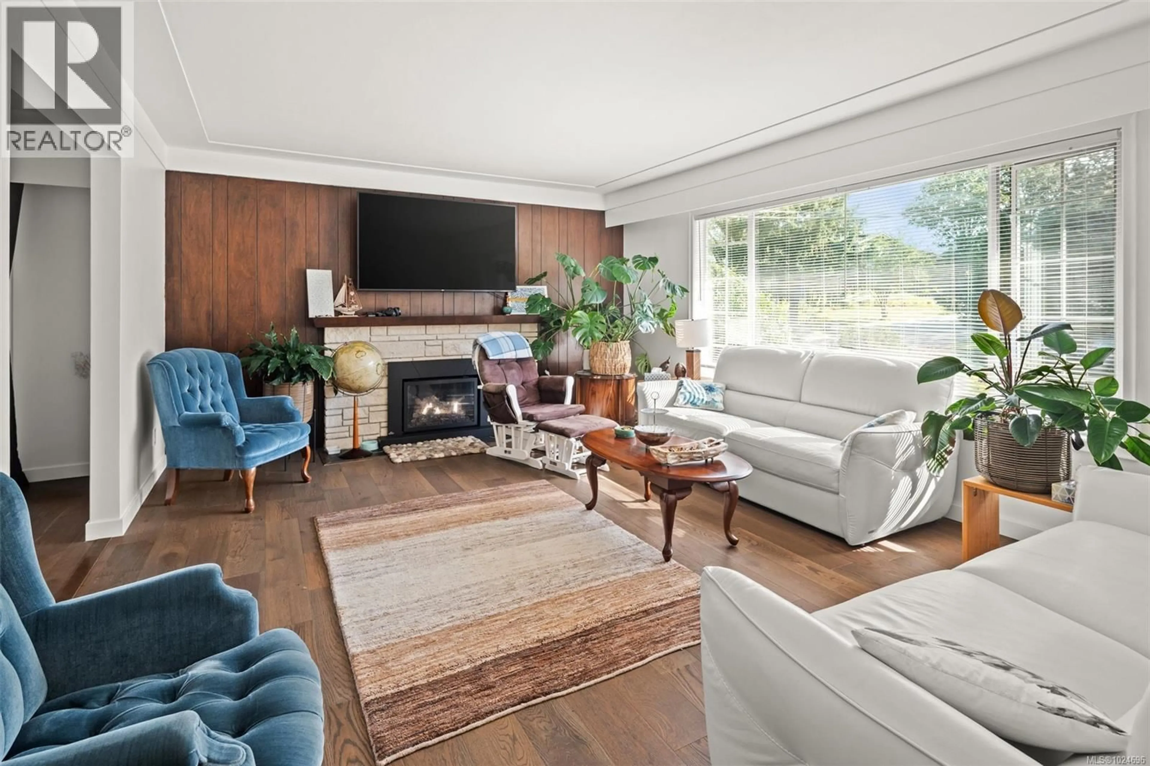 Living room with furniture, unknown for 3940 OAKDALE PLACE, Saanich British Columbia V8N3B6