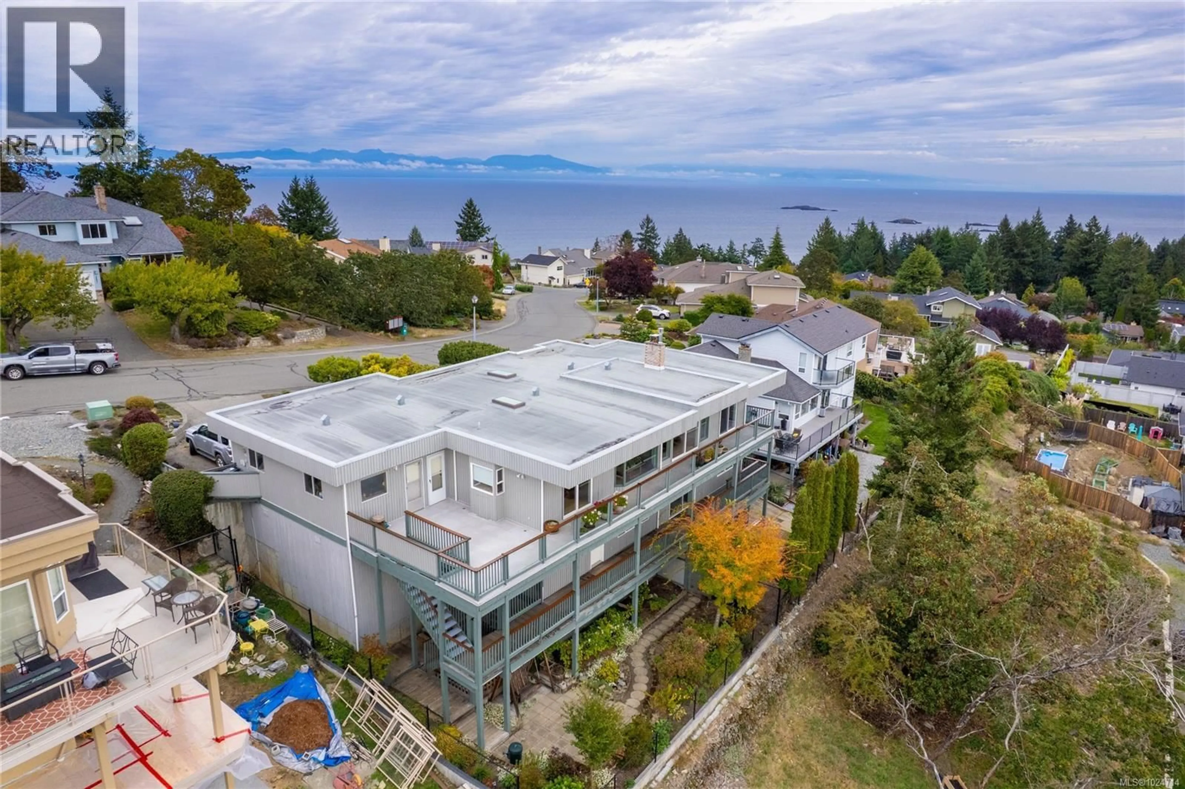 A pic from outside/outdoor area/front of a property/back of a property/a pic from drone, mountain view for 3656 GLEN OAKS DRIVE, Nanaimo British Columbia V9T5L3