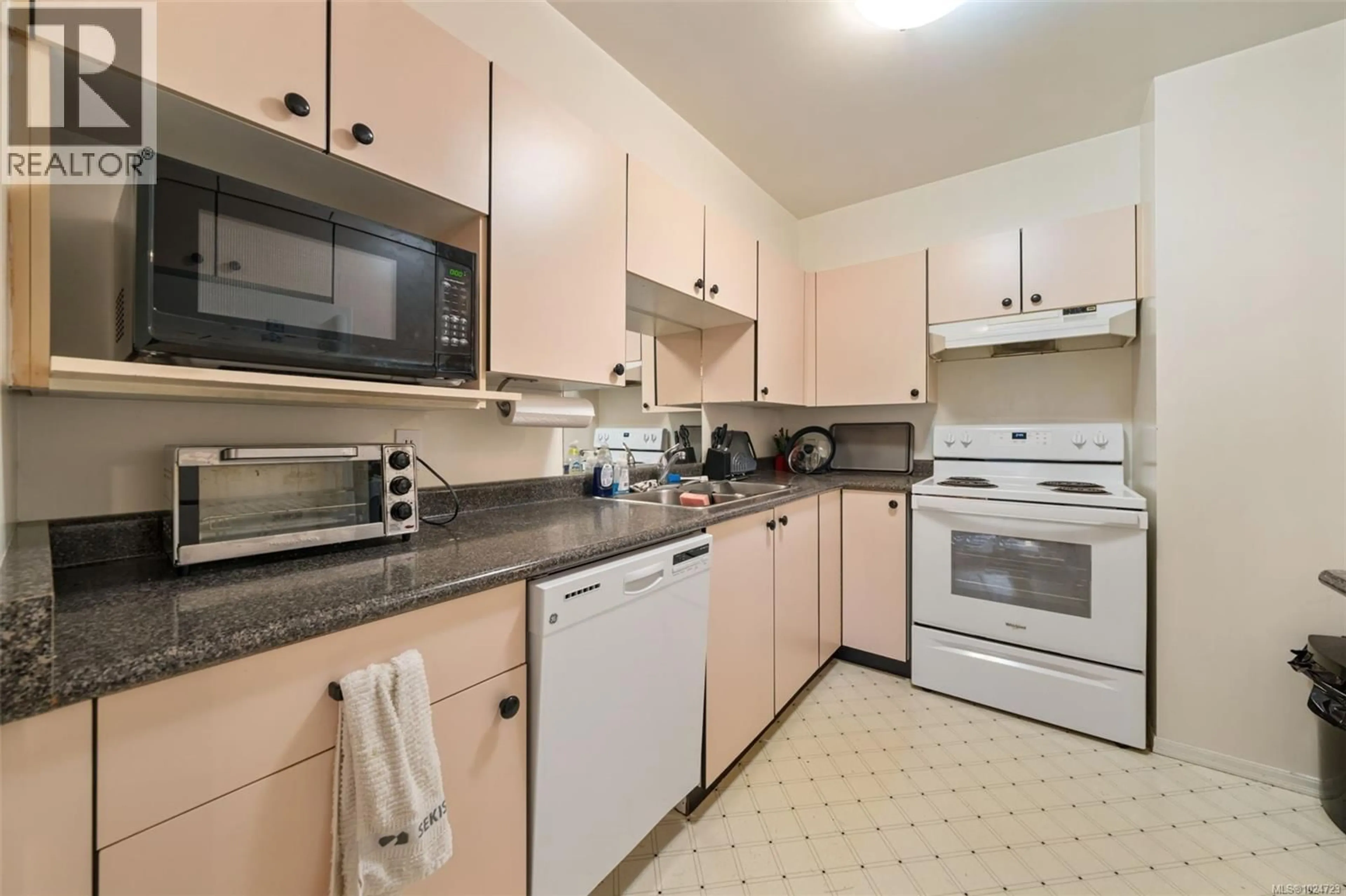 Standard kitchen, unknown for 106 - 3724 HARRIET ROAD, Saanich British Columbia V8Z3T2