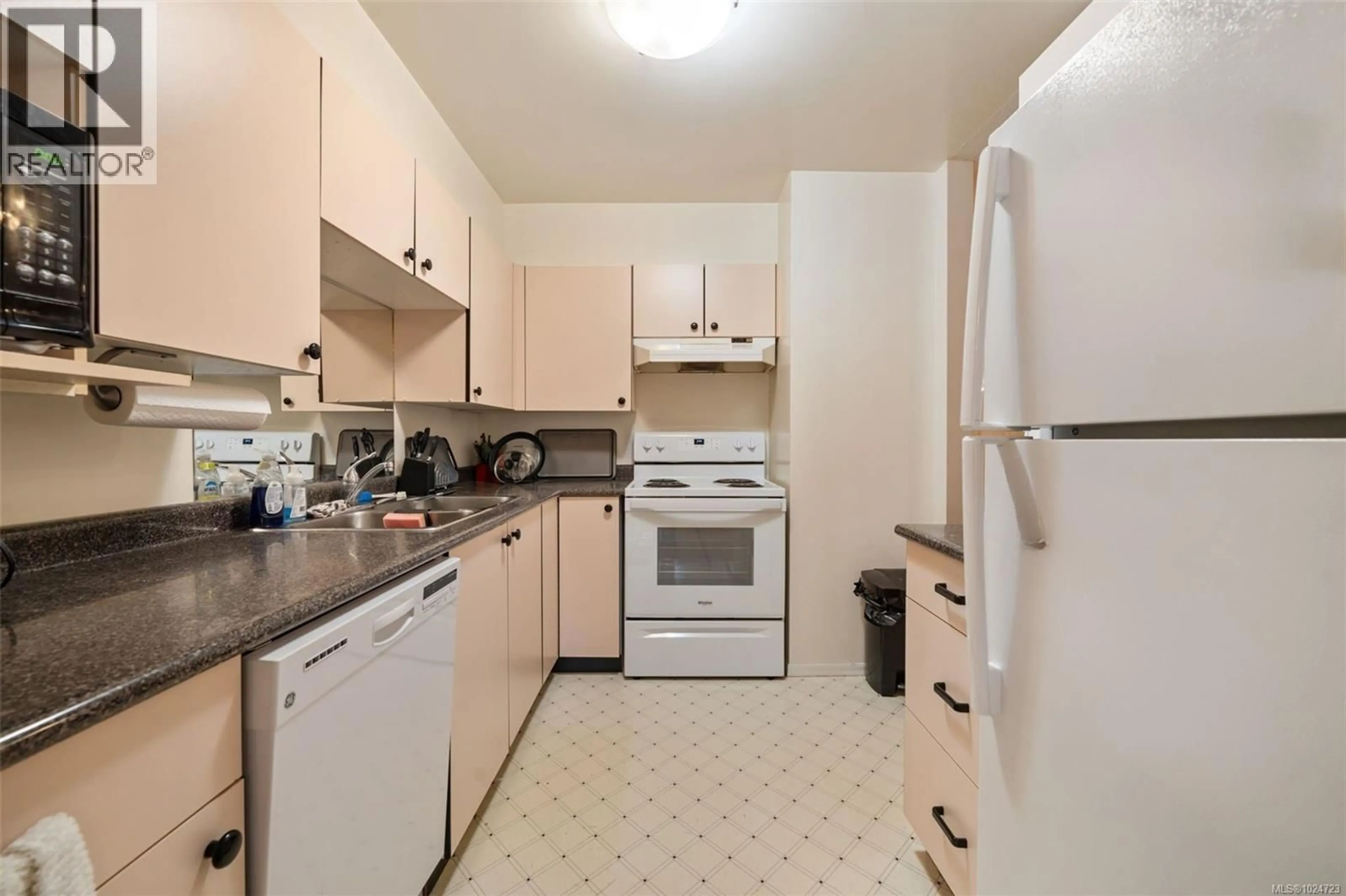 Standard kitchen, unknown for 106 - 3724 HARRIET ROAD, Saanich British Columbia V8Z3T2