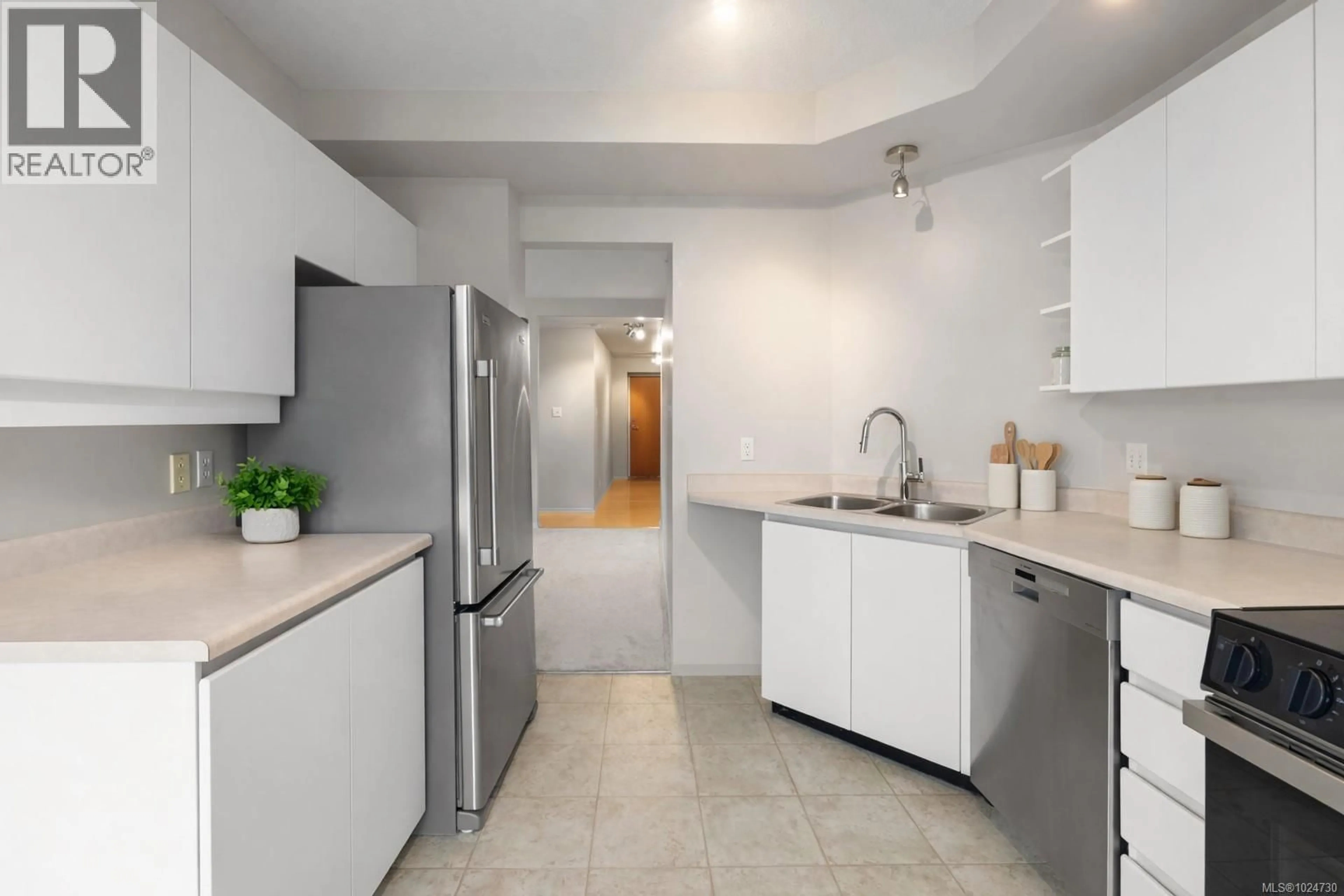 Standard kitchen, ceramic/tile floor for 305 - 1020 VIEW STREET, Victoria British Columbia V8V4Y4