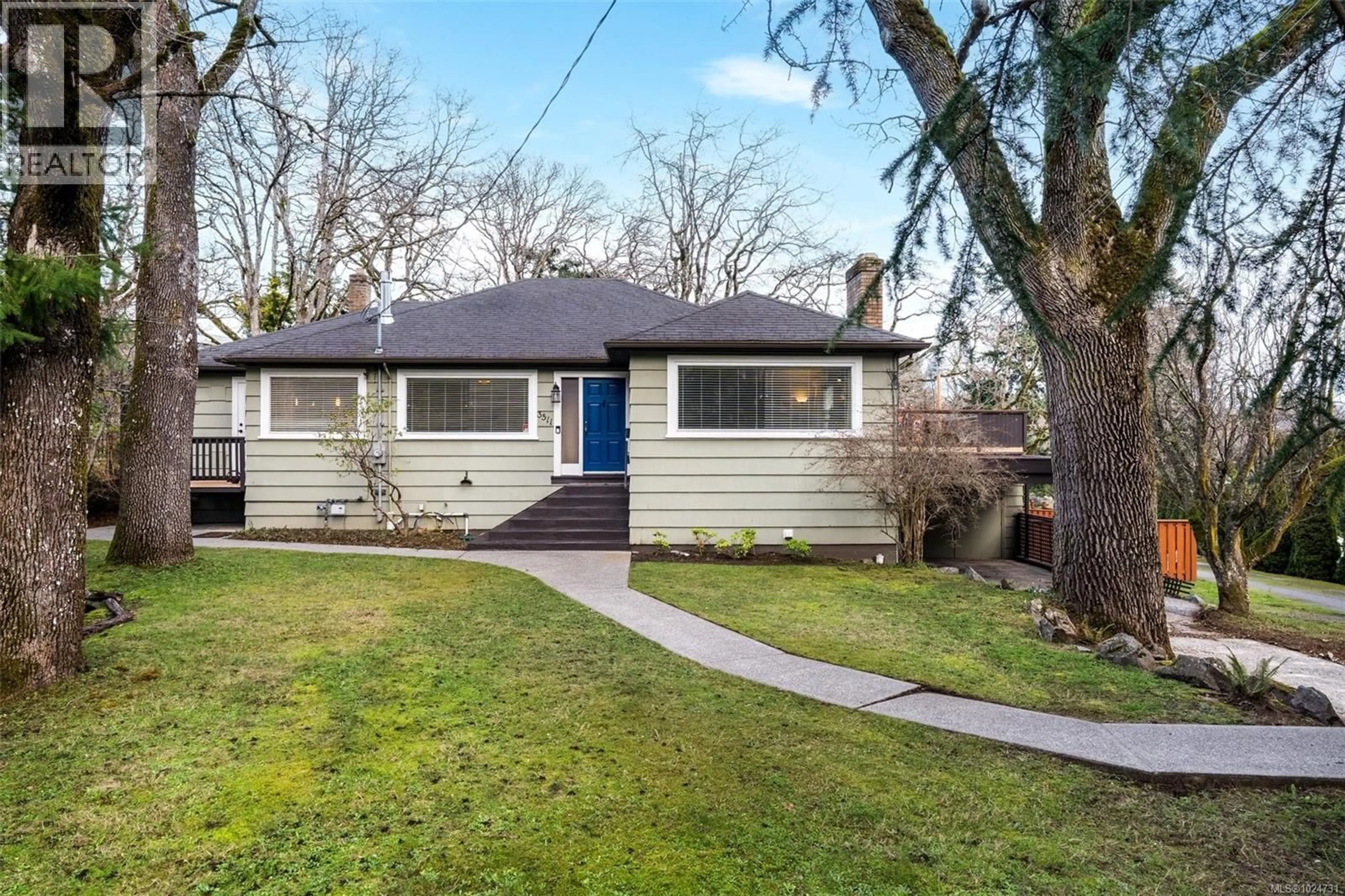 Home with vinyl exterior material, street for 3511 SALSBURY WAY, Saanich British Columbia V8P3K7