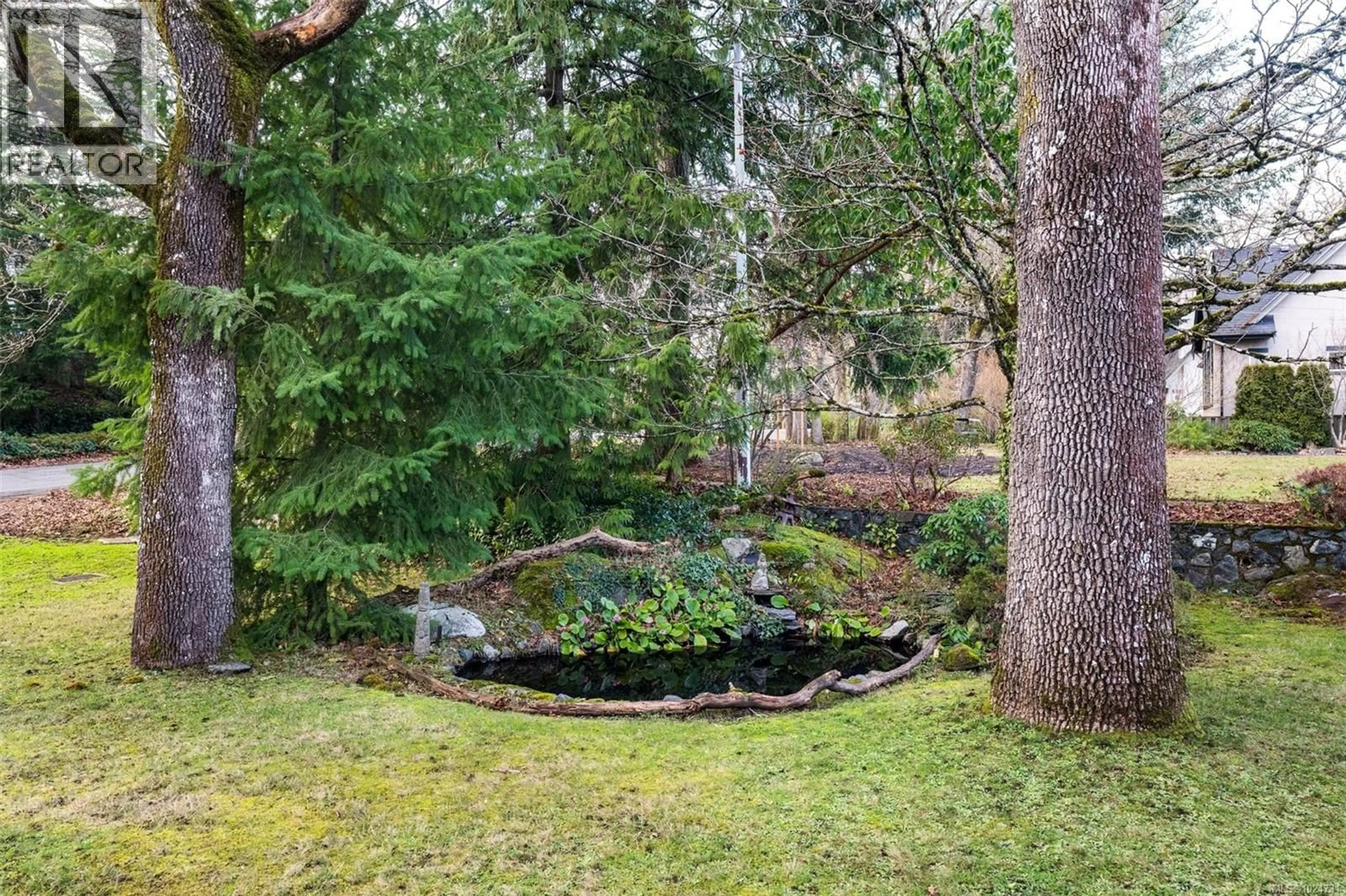 Patio, forest/trees view for 3511 SALSBURY WAY, Saanich British Columbia V8P3K7