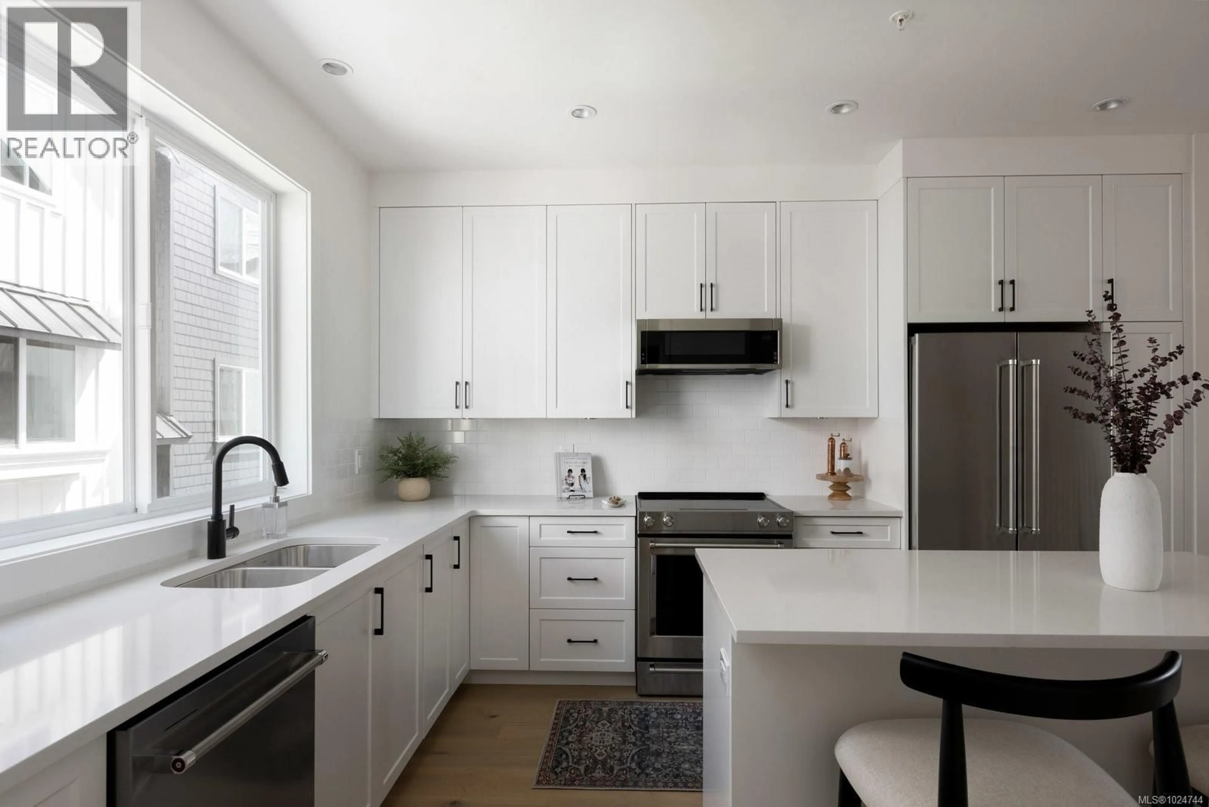 Contemporary kitchen, ceramic/tile floor for 15 - 10145 FIFTH STREET, Sidney British Columbia V8L2X8