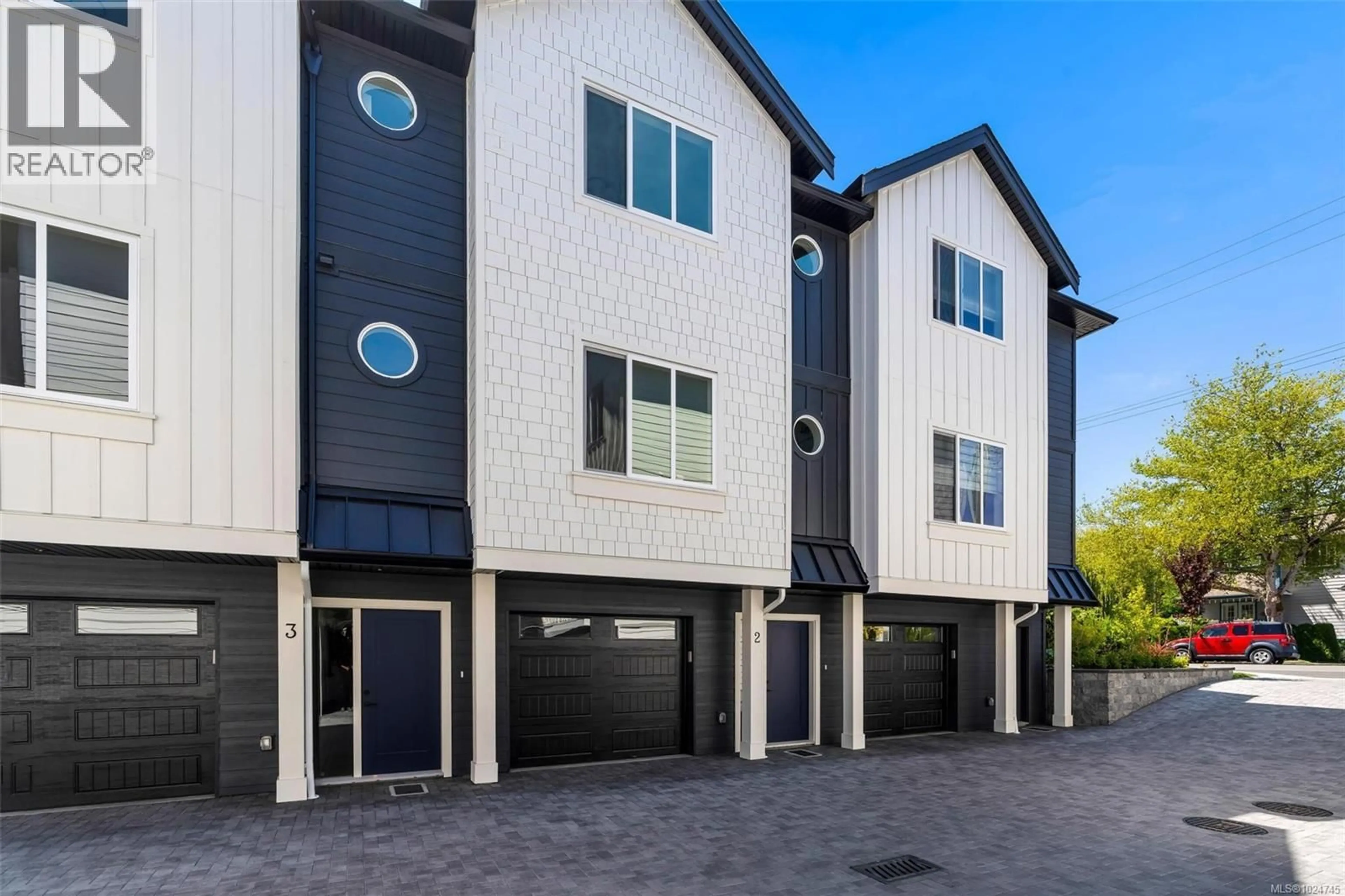 Home with vinyl exterior material, street for 4 - 10145 FIFTH STREET, Sidney British Columbia V8L2X8