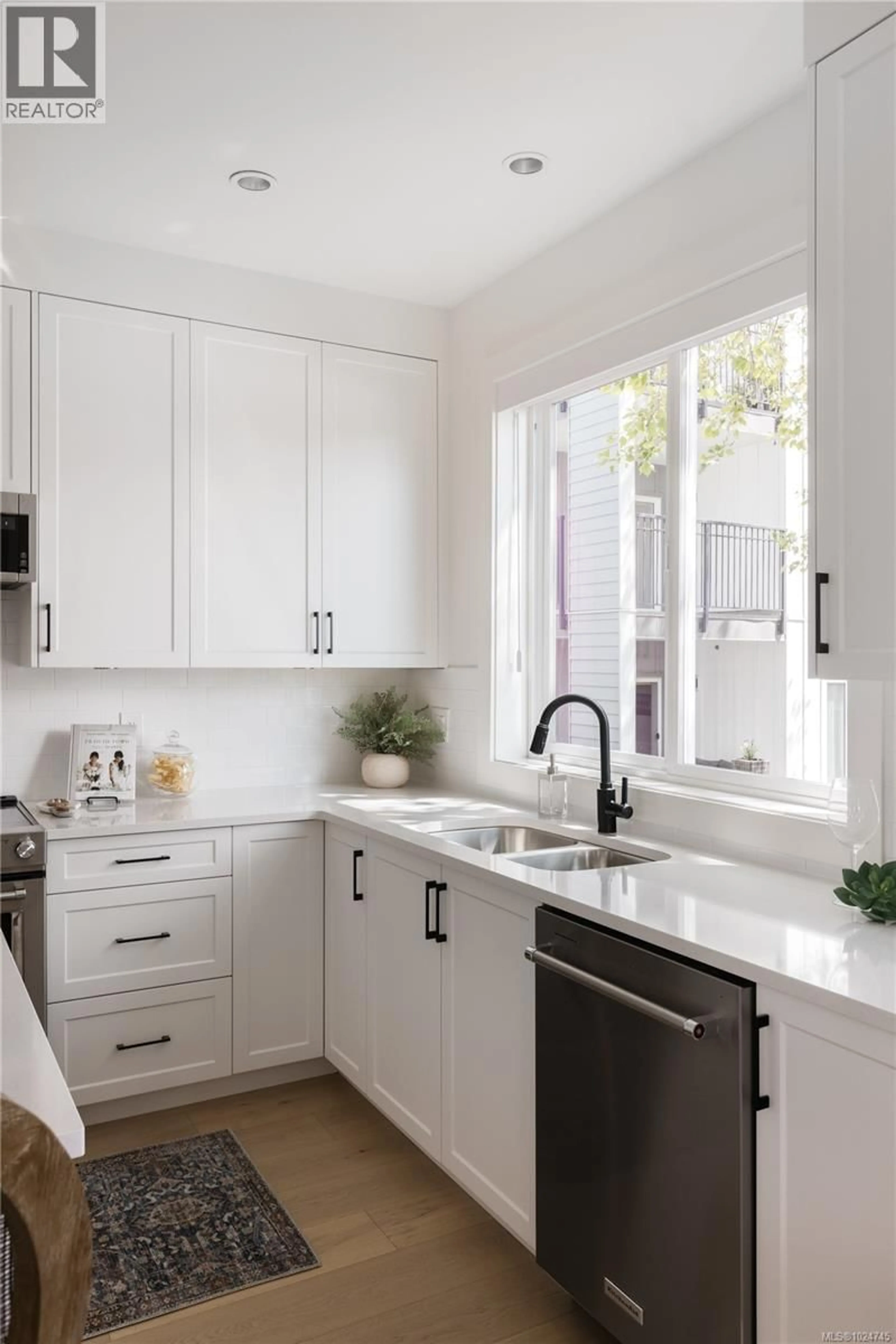 Contemporary kitchen, ceramic/tile floor for 4 - 10145 FIFTH STREET, Sidney British Columbia V8L2X8