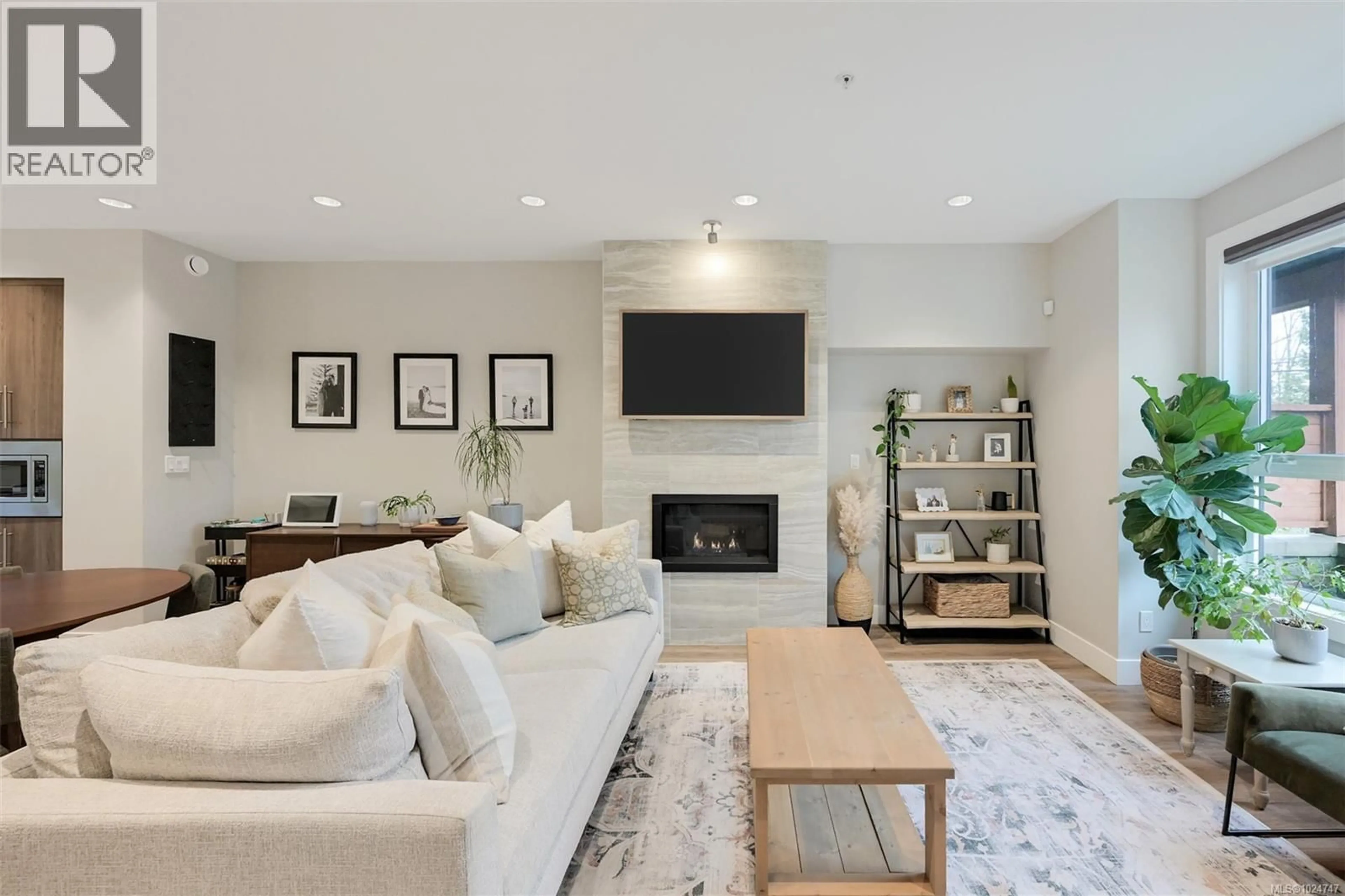 Living room with furniture, unknown for 7864 LOCHSIDE DRIVE, Central Saanich British Columbia V8M0B9