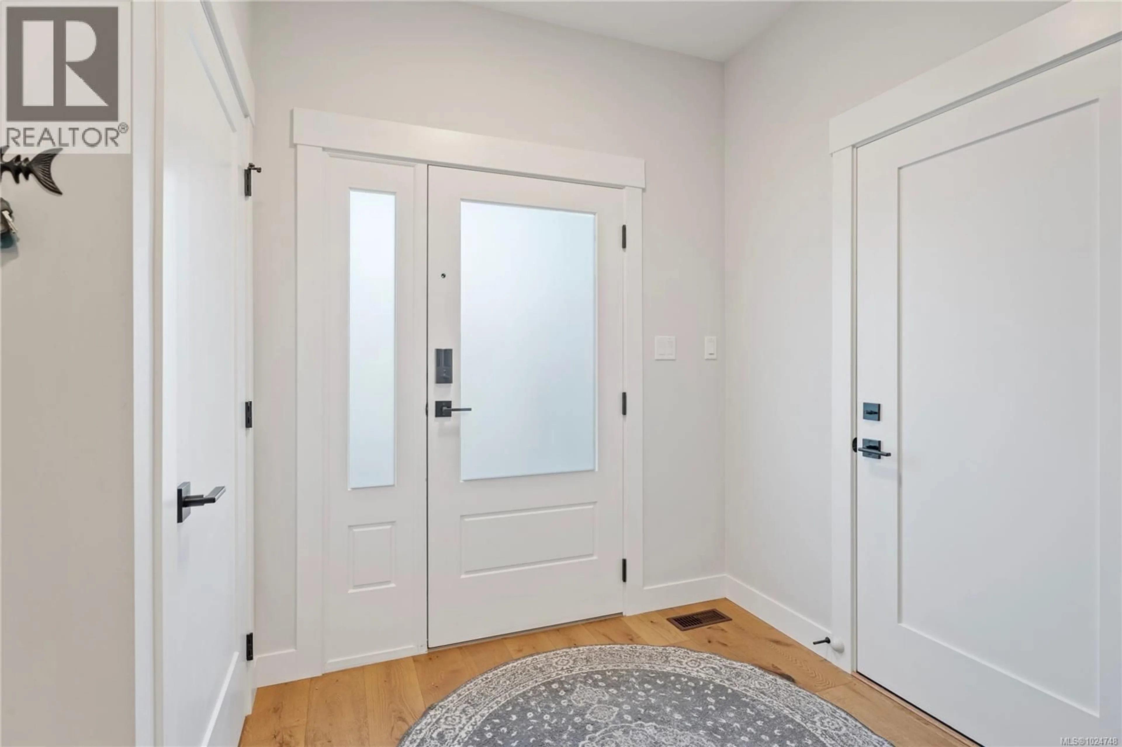 Indoor entryway for 2052 ERNEST LANE, Duncan British Columbia V9L5R4