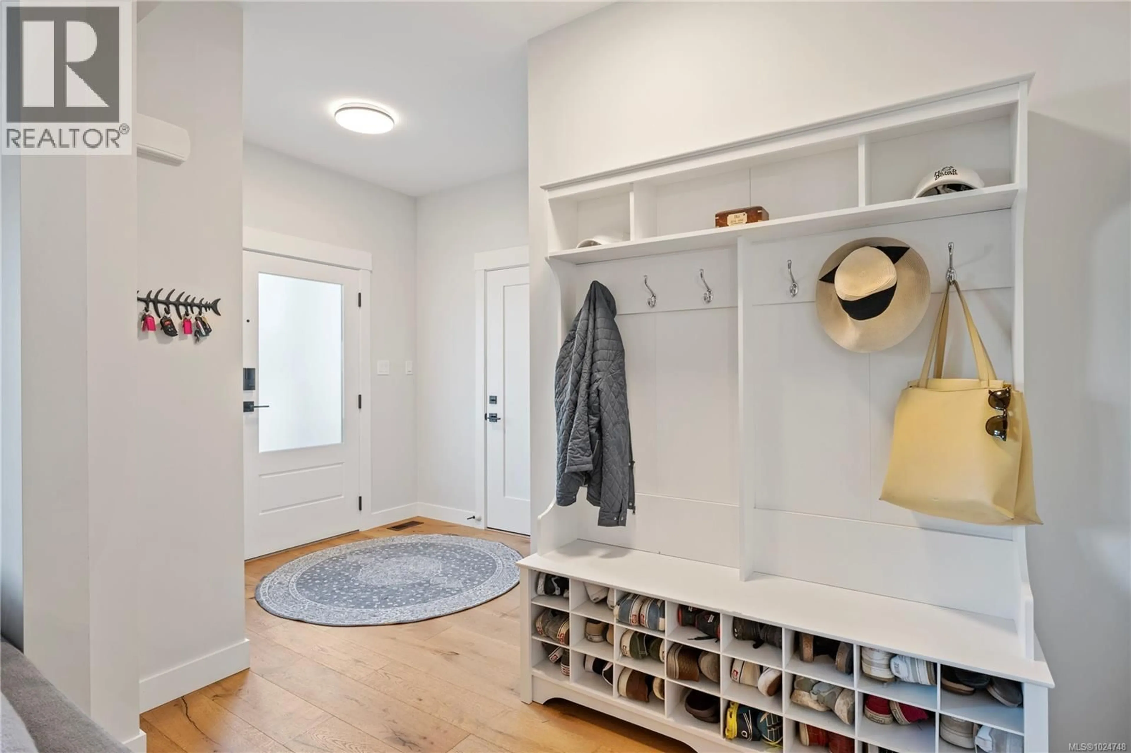 Indoor entryway for 2052 ERNEST LANE, Duncan British Columbia V9L5R4