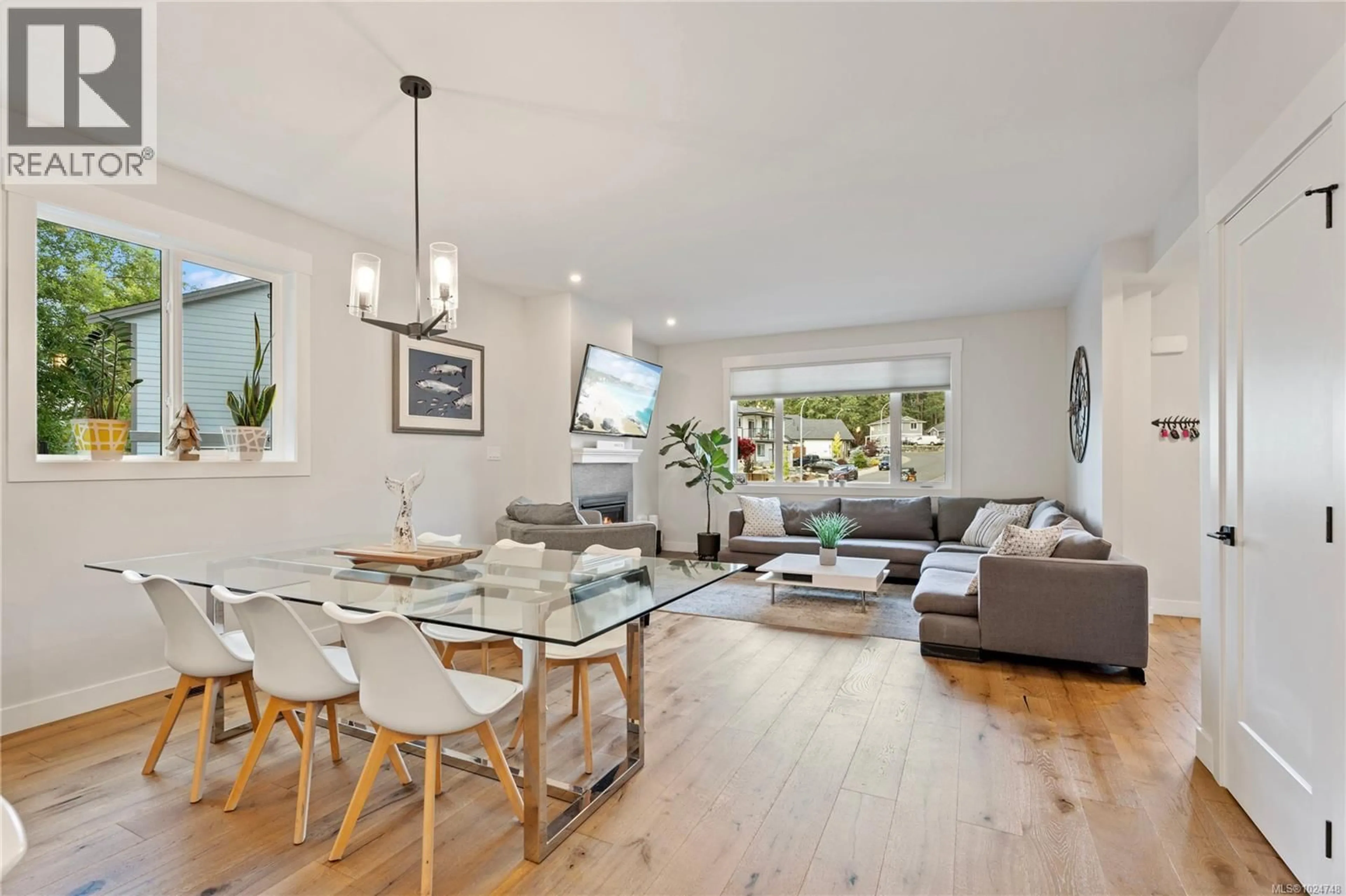 Living room with furniture, wood/laminate floor for 2052 ERNEST LANE, Duncan British Columbia V9L5R4