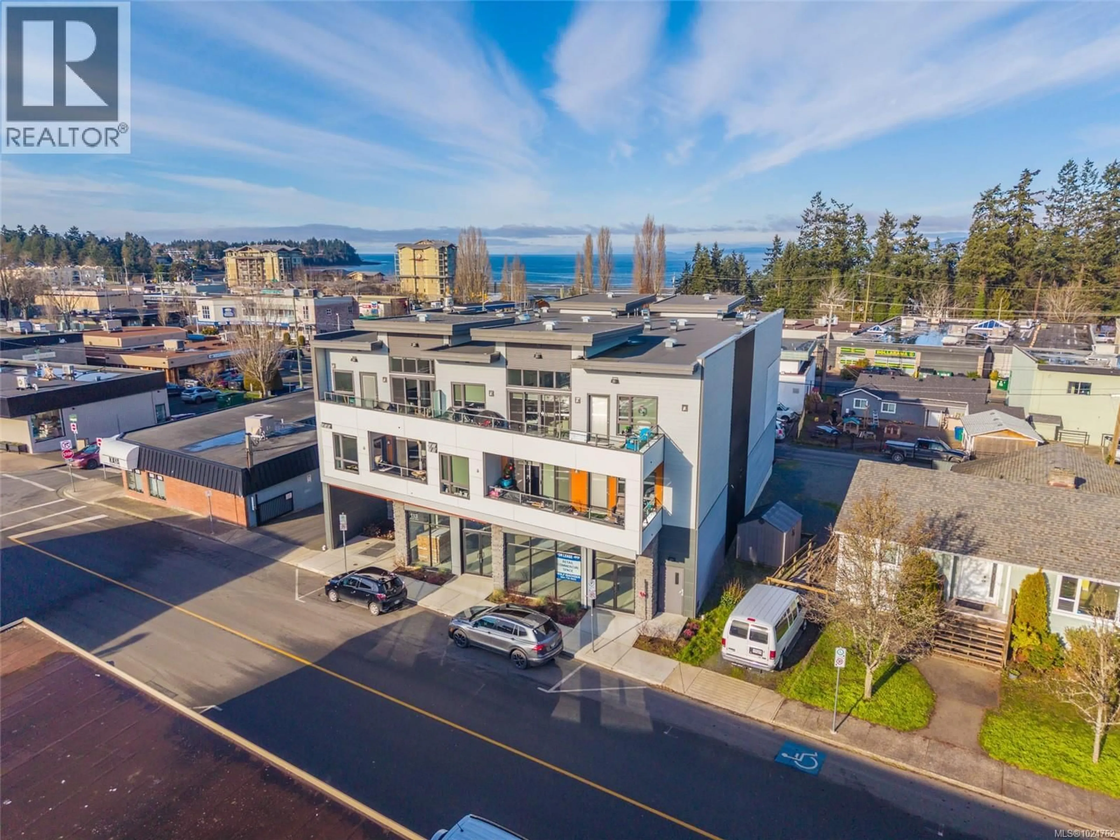 A pic from outside/outdoor area/front of a property/back of a property/a pic from drone, building for 203 - 113 HIRST AVENUE EAST, Parksville British Columbia V9P2G3